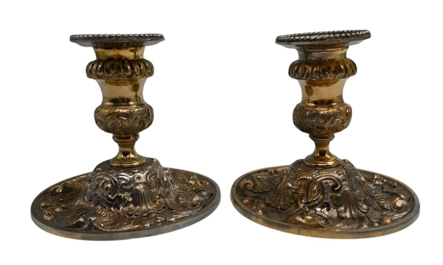 Pair of gilded bronze candlesticks from the 18th century.
Round, stepped base decorated with foliage and stylized shells, the stems are finely chiseled in a rocaille style.
Normal wear of the gilding.
Height 10 cm, base Diameter 11.2 cm