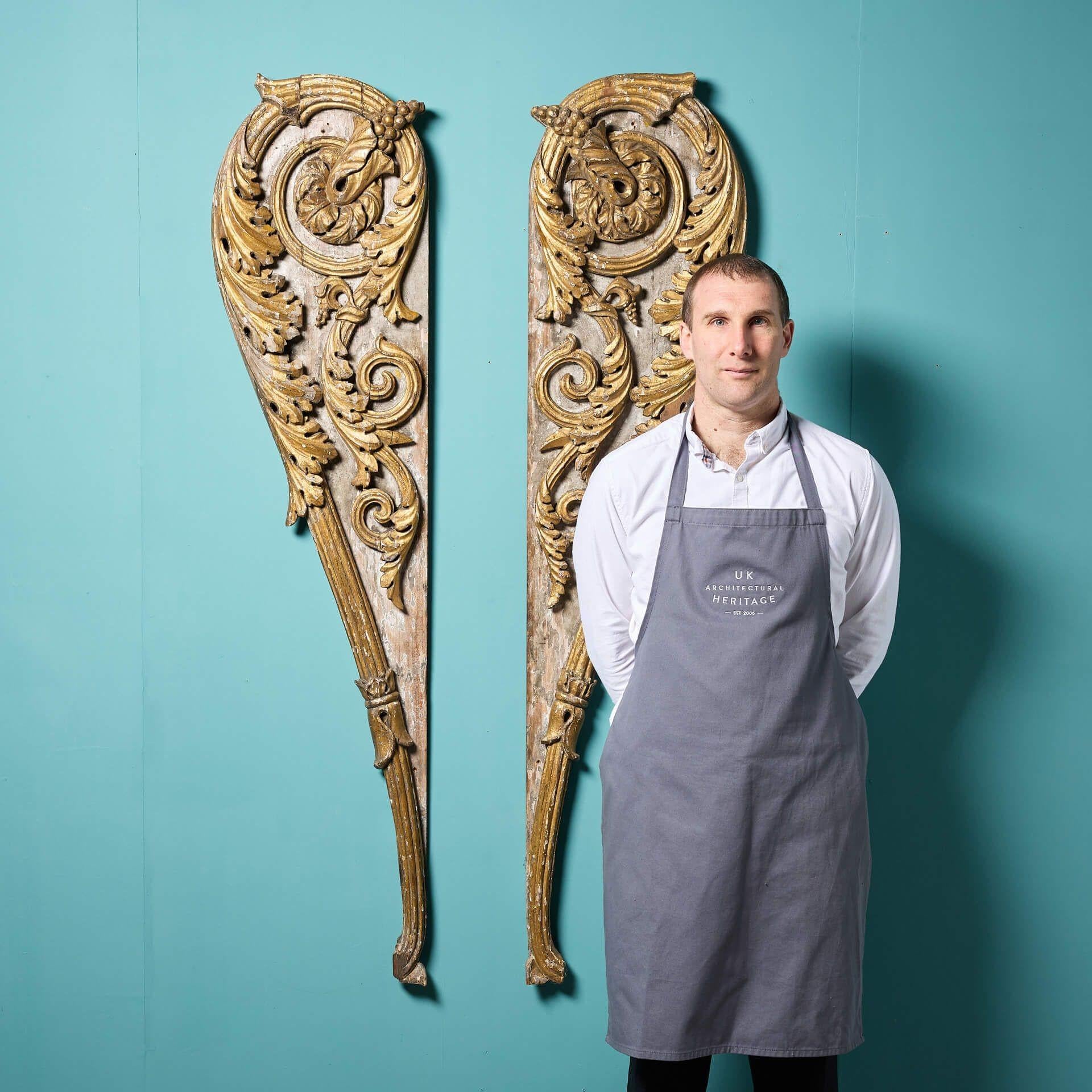 Una coppia di antiche sculture architettoniche in legno intagliato e dorato del XVIII secolo.

Questi pannelli d'epoca georgiana presentano intricati elementi intagliati di volute e festoni con splendide decorazioni dorate, completate da un'estetica