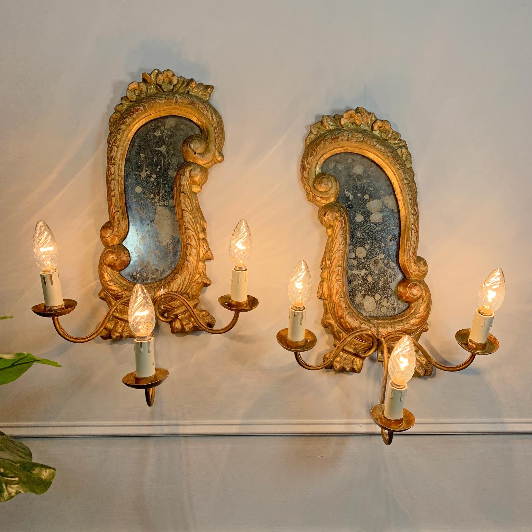 Girandoles italiennes en bois sculpté et doré avec patte de lion, cadres miroirs du XVIIIe siècle avec luminaires postérieurs, chacun avec un porte-lampe triple. Petites pertes au gesso et à la dorure, une petite boucle d'accrochage à l'arrière de