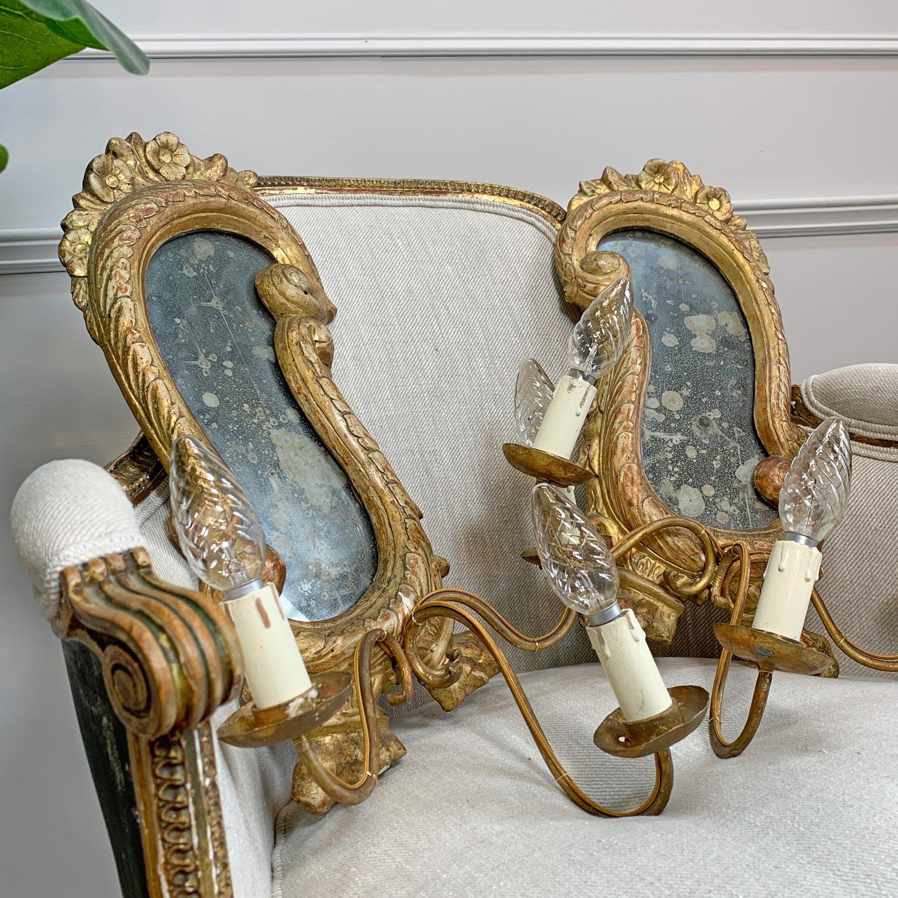 Baroque Paire de girandoles du 18ème siècle en bois doré et gesso en vente
