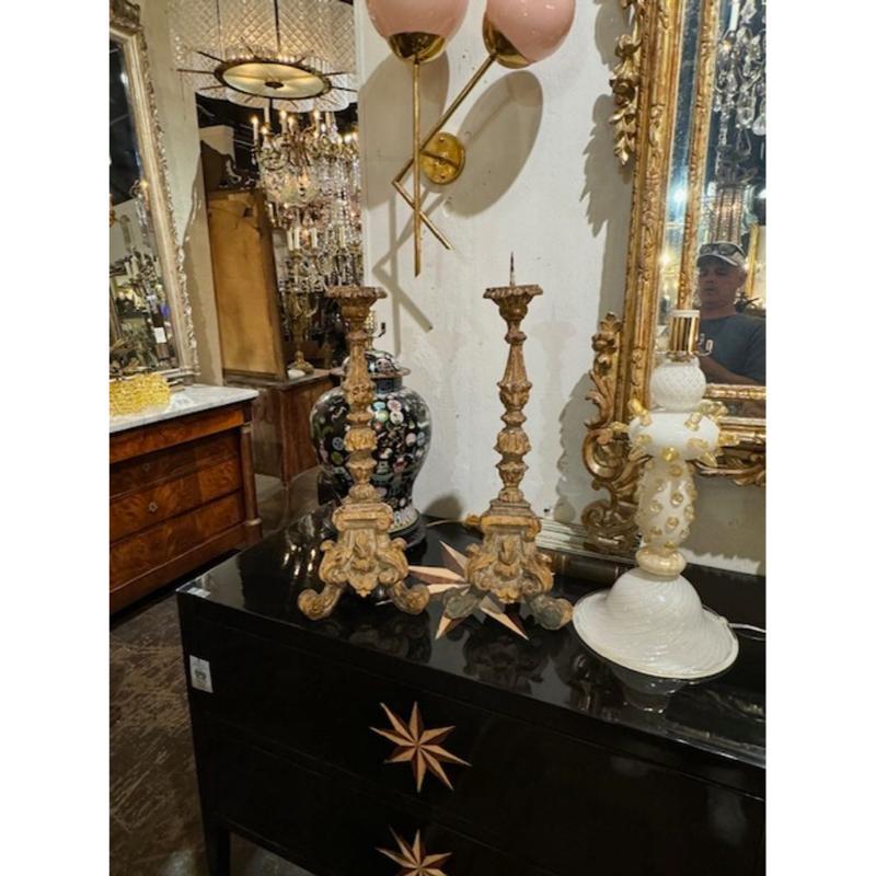 Bellissima coppia di bastoni da altare in legno dorato intagliato del XVIII secolo. Una patina molto fine su questi oggetti. Un accessorio delizioso!