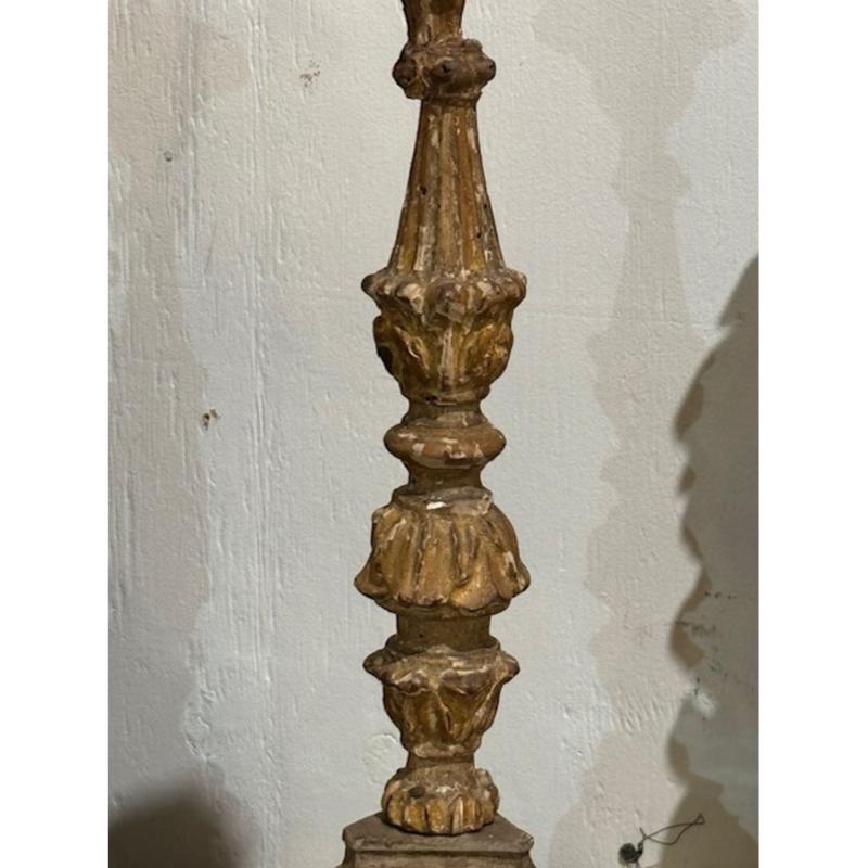 Fino al XVIII secolo Coppia di bastoni da altare in legno dorato del XVIII secolo in vendita