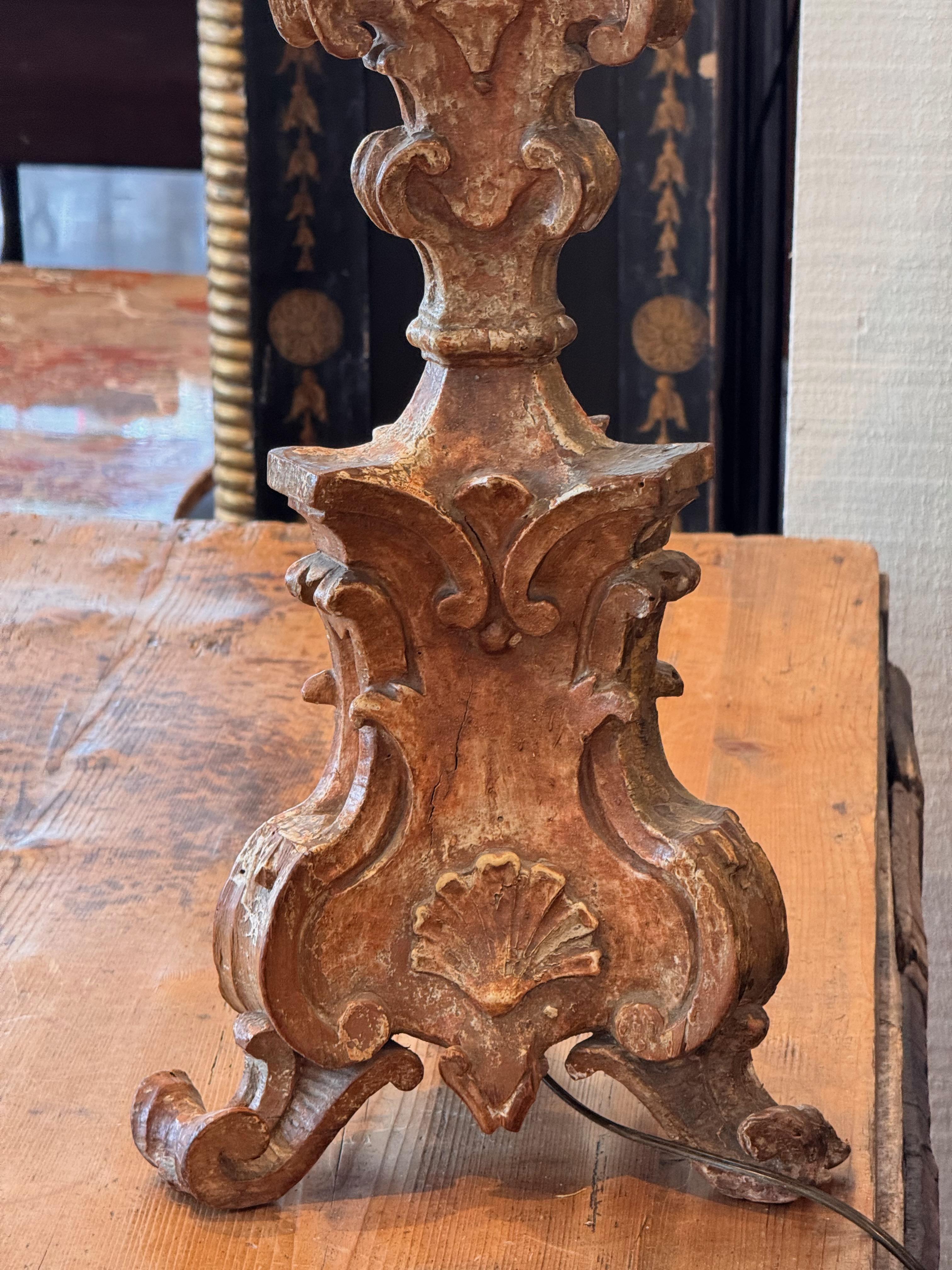 Pareja de lámparas de madera dorada del siglo XVIII en venta 4