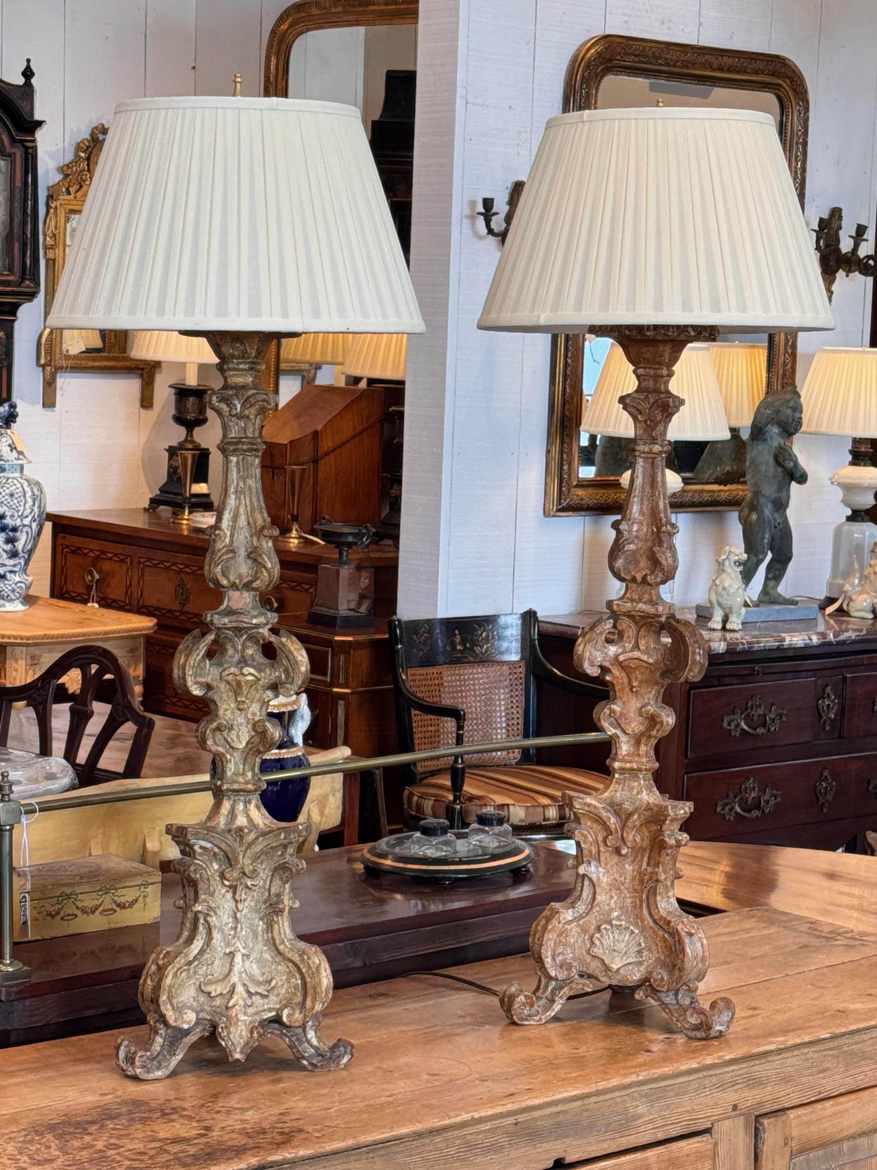 Pareja de lámparas de madera dorada del siglo XVIII en venta 5