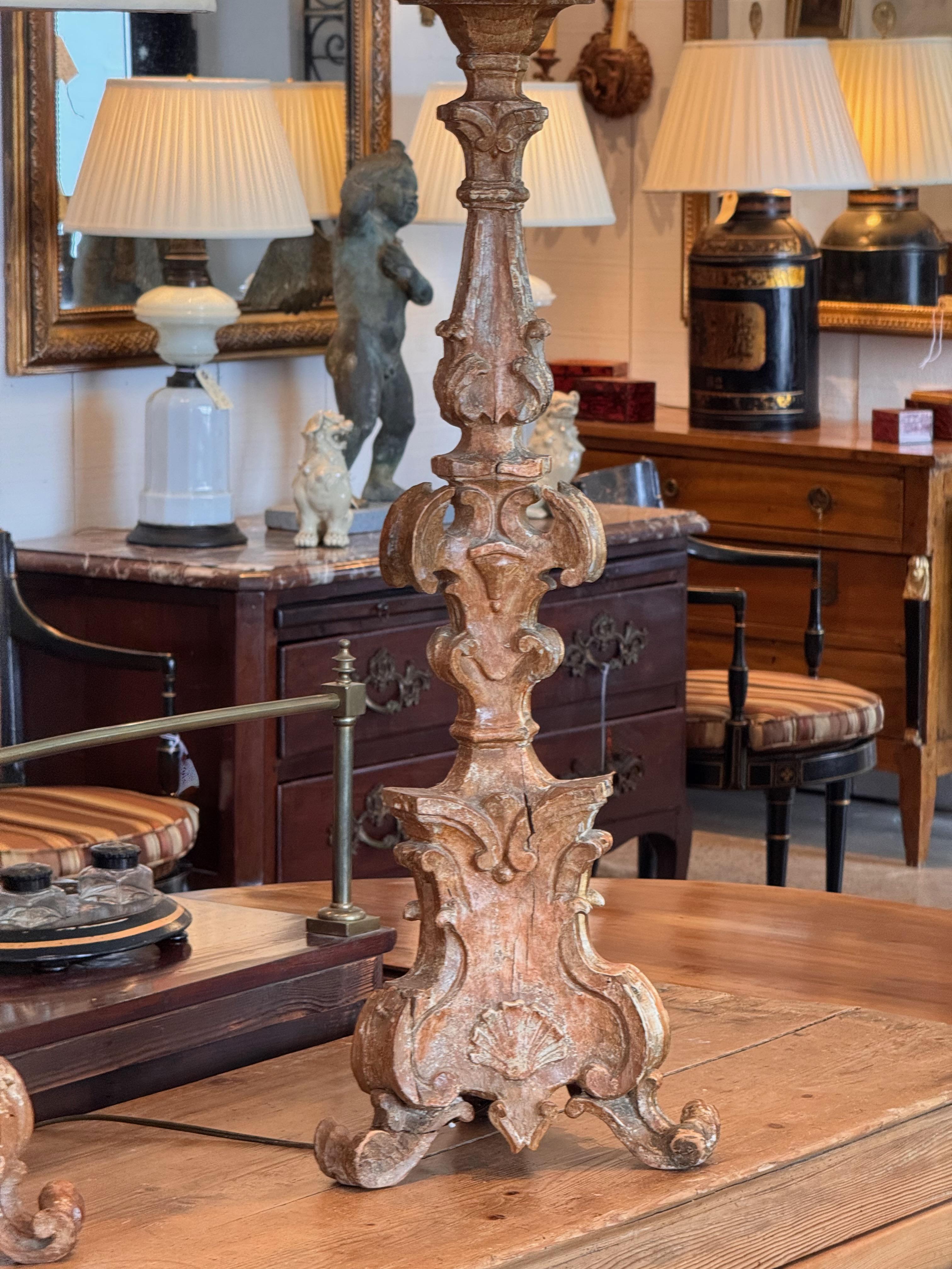 Pareja de lámparas de madera dorada del siglo XVIII siglo XVIII y antes en venta