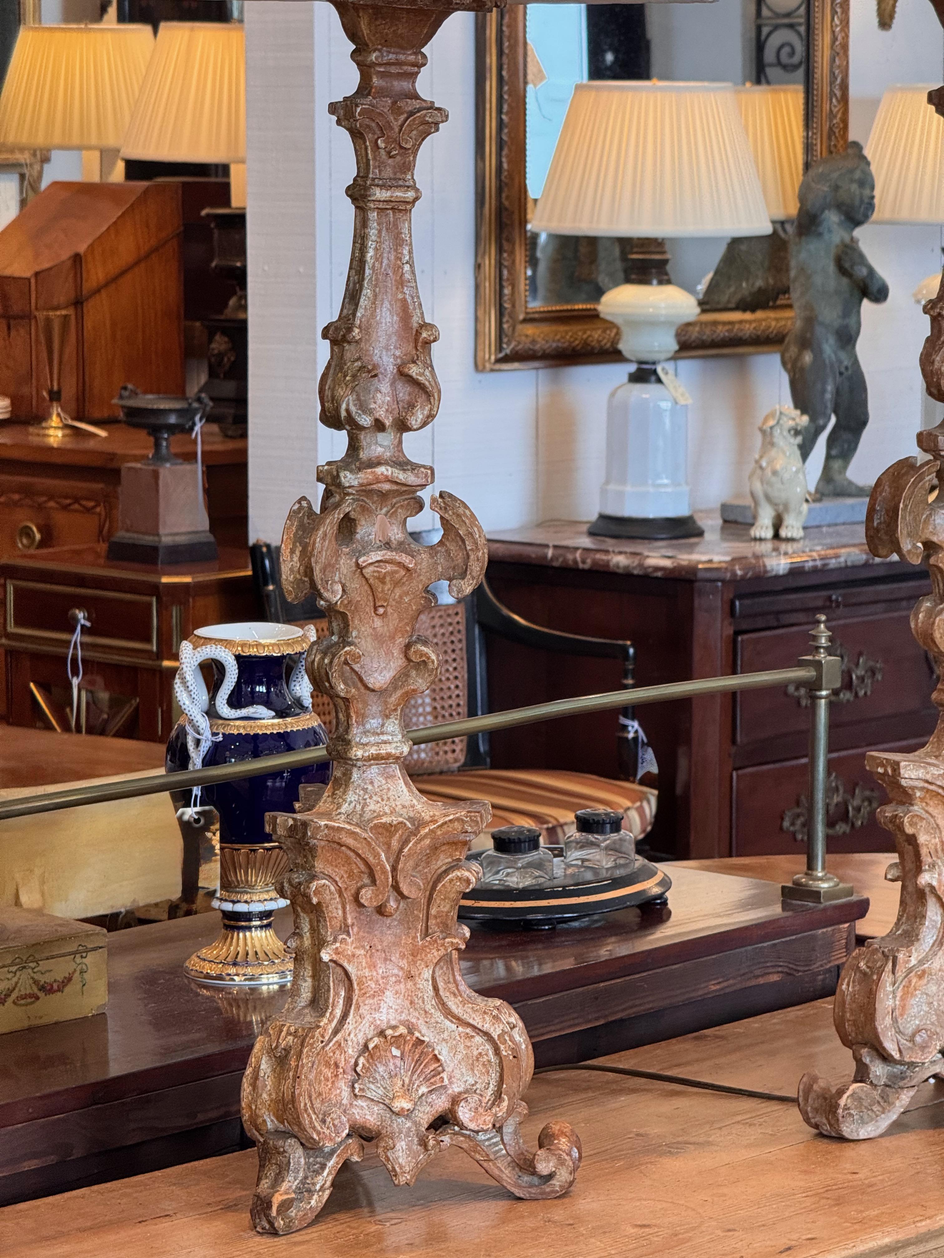 Pareja de lámparas de madera dorada del siglo XVIII Madera dorada en venta