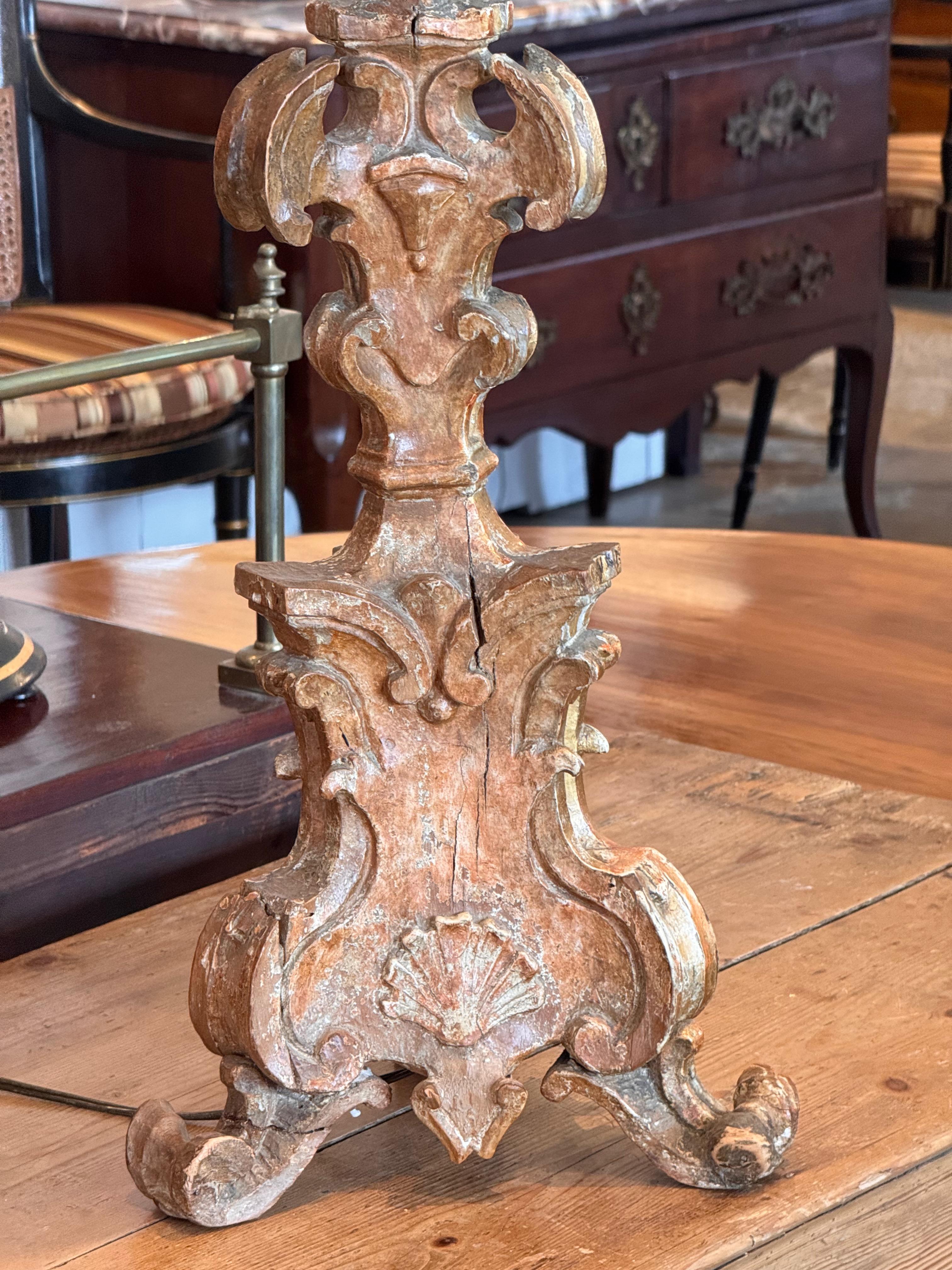 Pareja de lámparas de madera dorada del siglo XVIII en venta 1