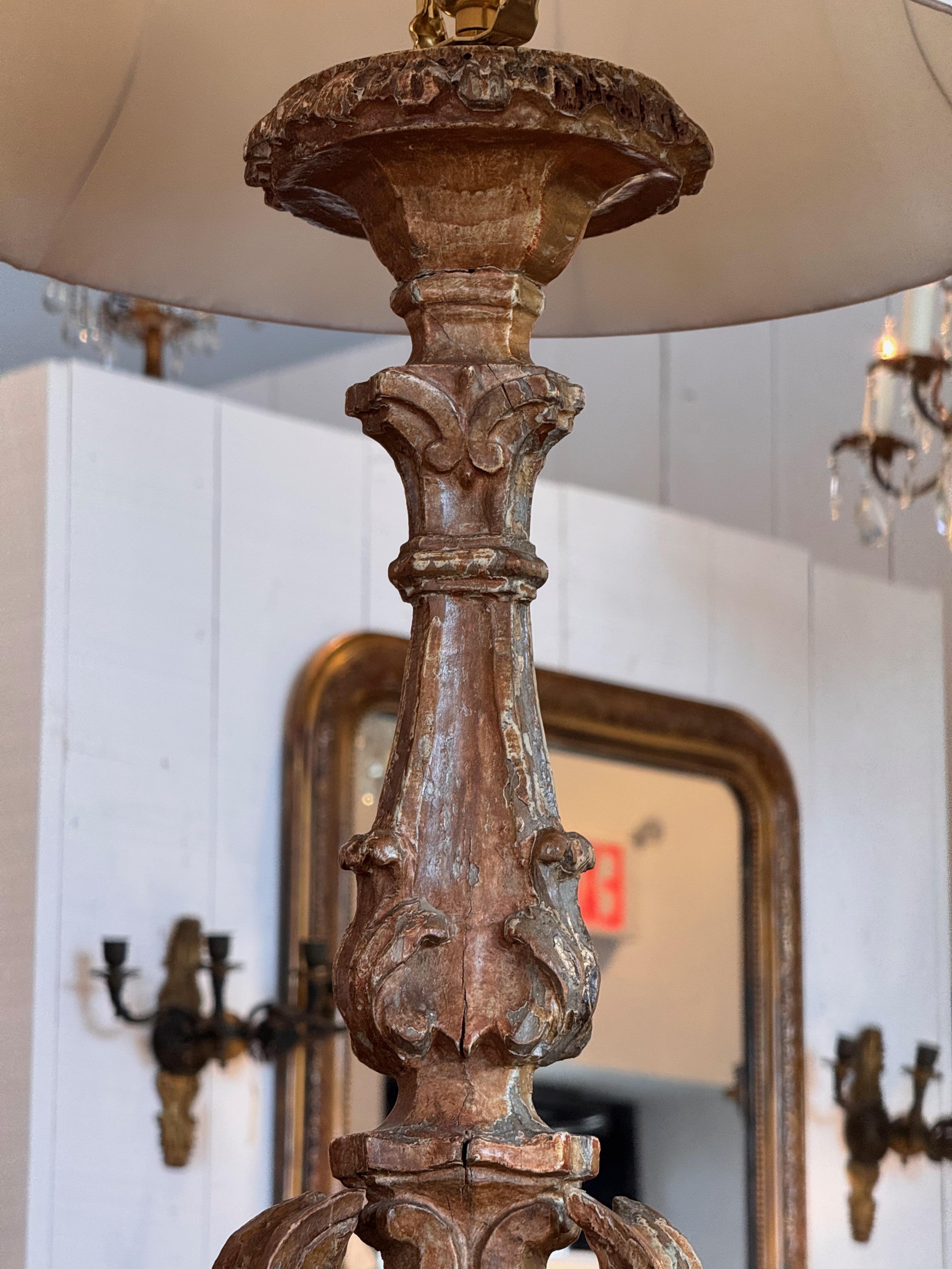Pareja de lámparas de madera dorada del siglo XVIII en venta 2