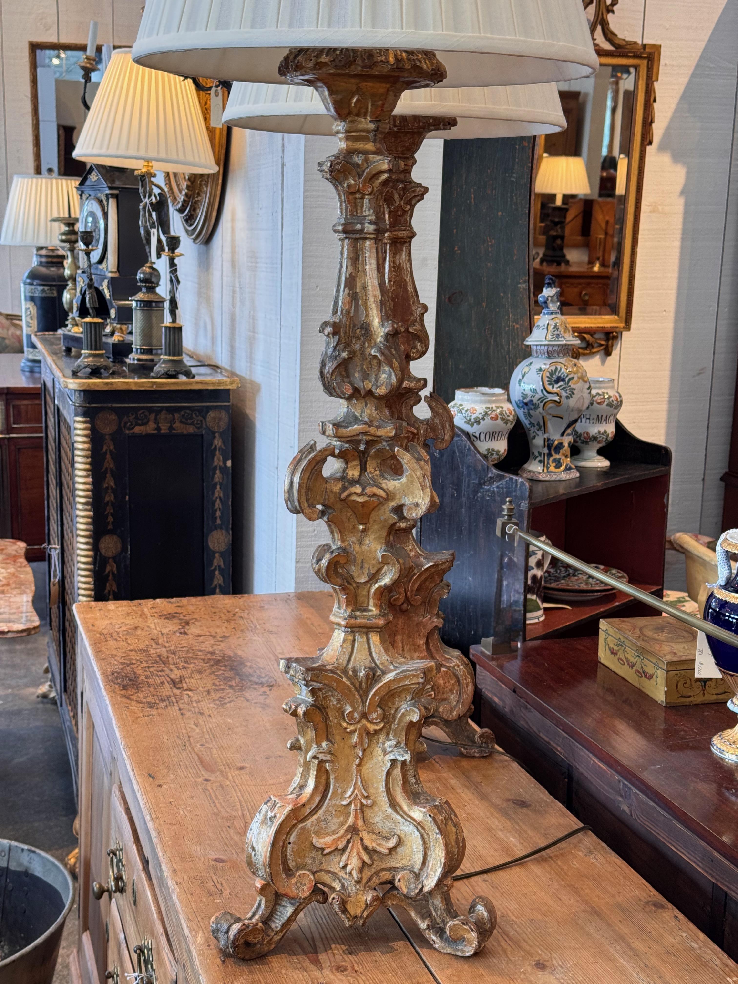 Pareja de lámparas de madera dorada del siglo XVIII en venta 3