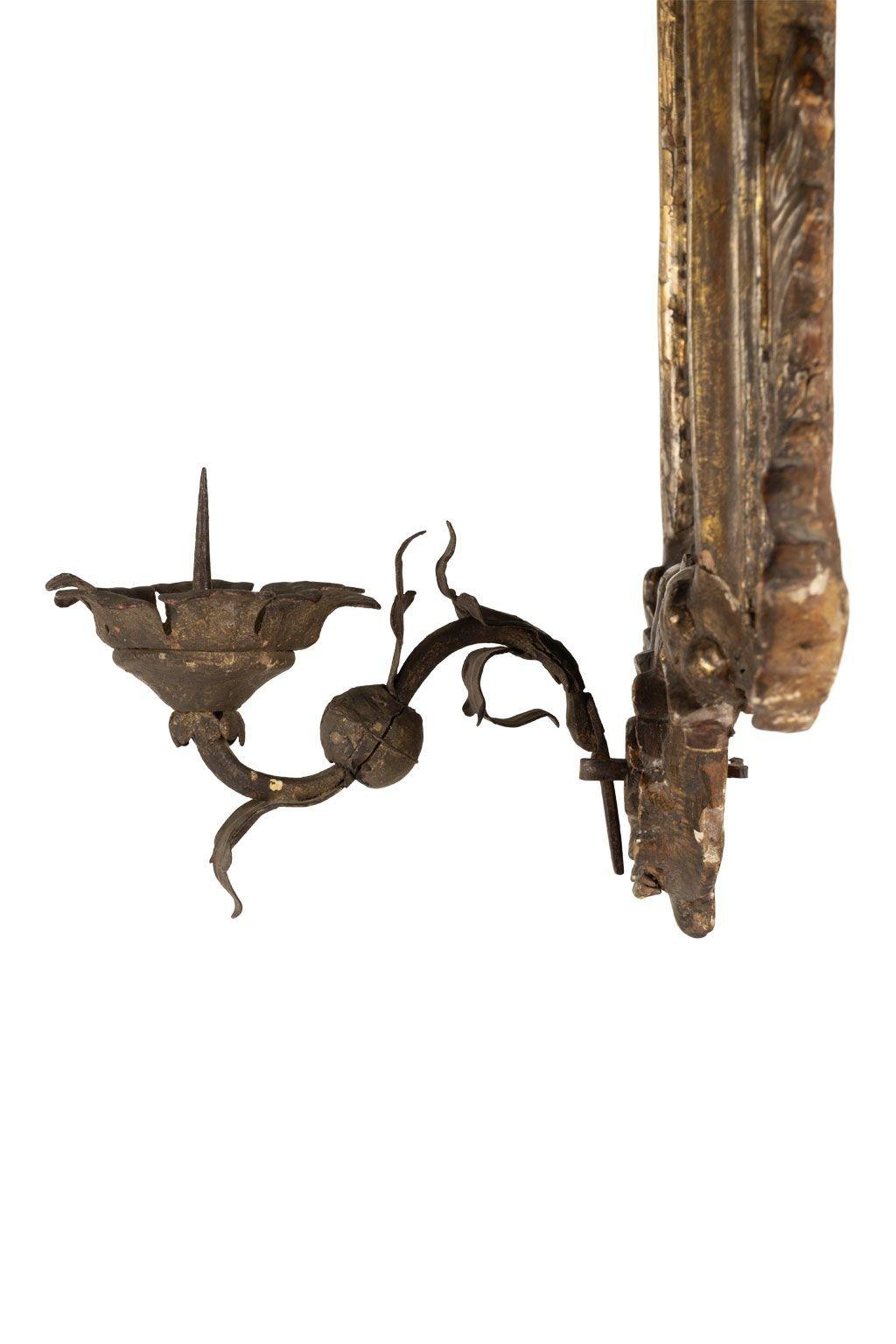 Paire d'appliques à miroir en bois doré du XVIIIe siècle en vente 3