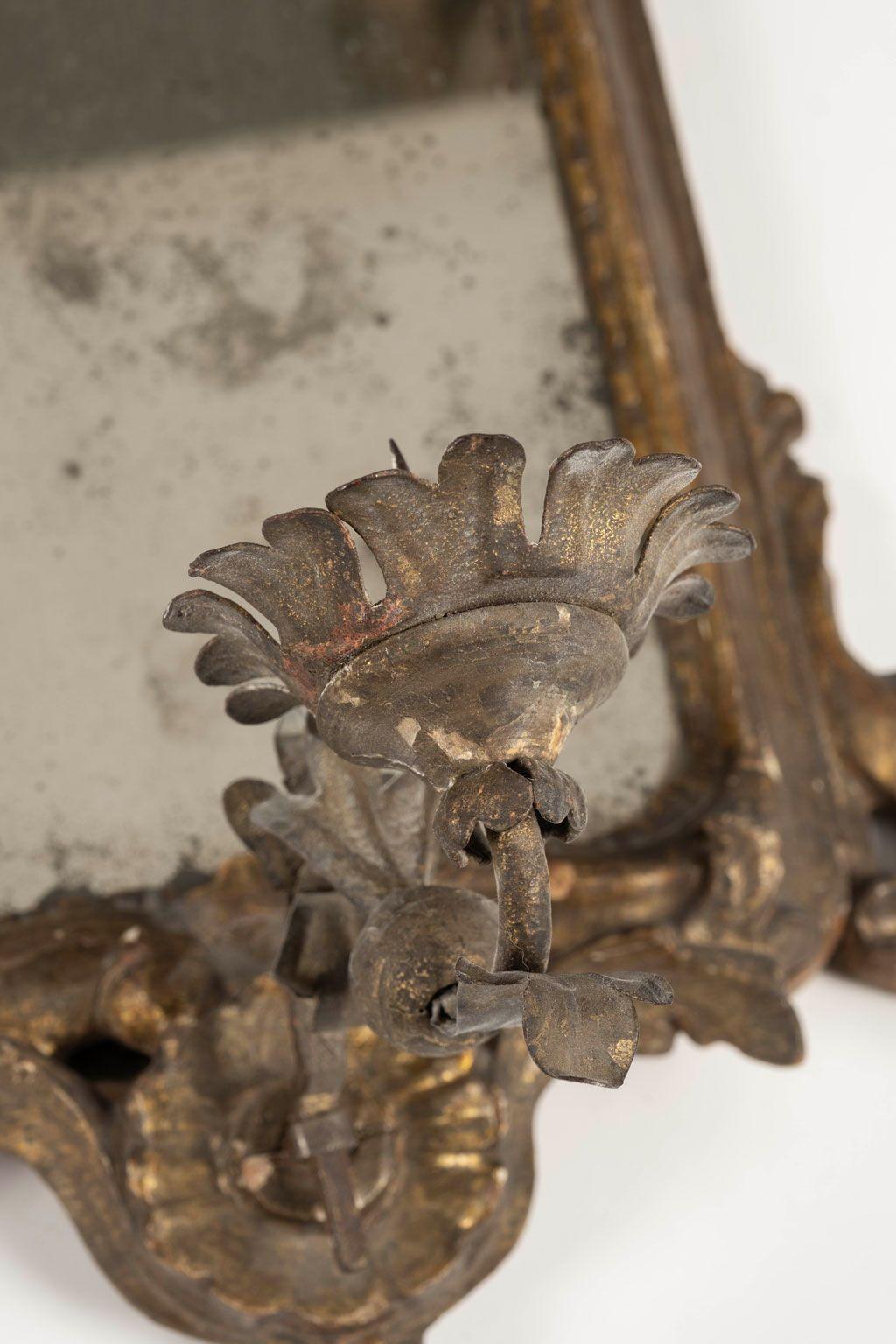Français Paire d'appliques à miroir en bois doré du XVIIIe siècle en vente