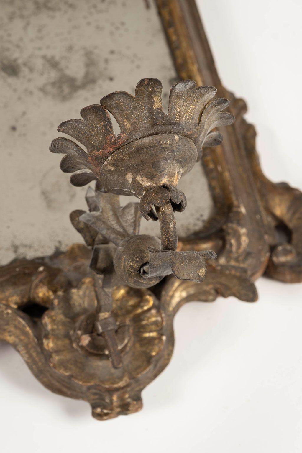 Sculpté à la main Paire d'appliques à miroir en bois doré du XVIIIe siècle en vente