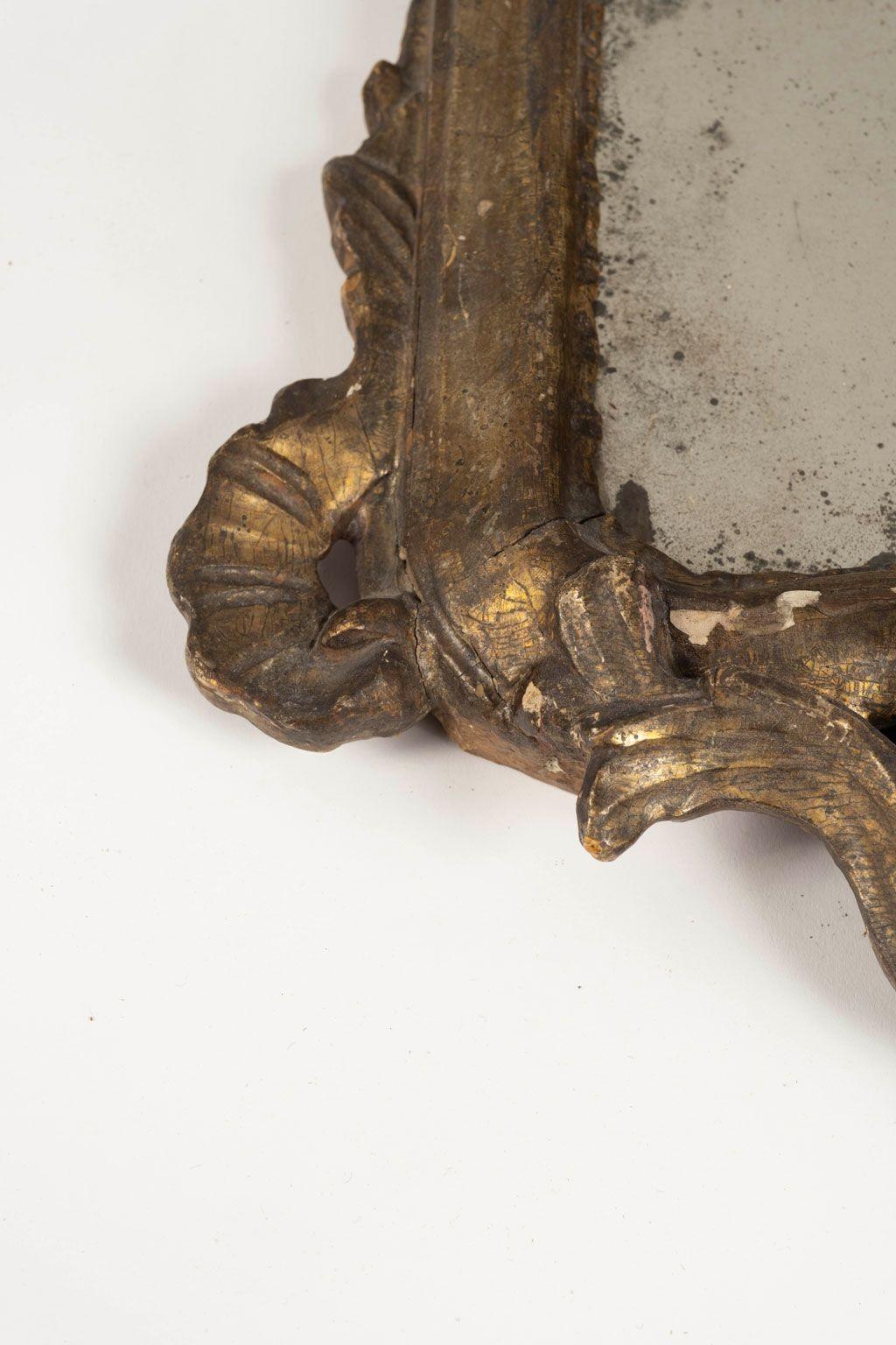 Paire d'appliques à miroir en bois doré du XVIIIe siècle État moyen - En vente à Houston, TX