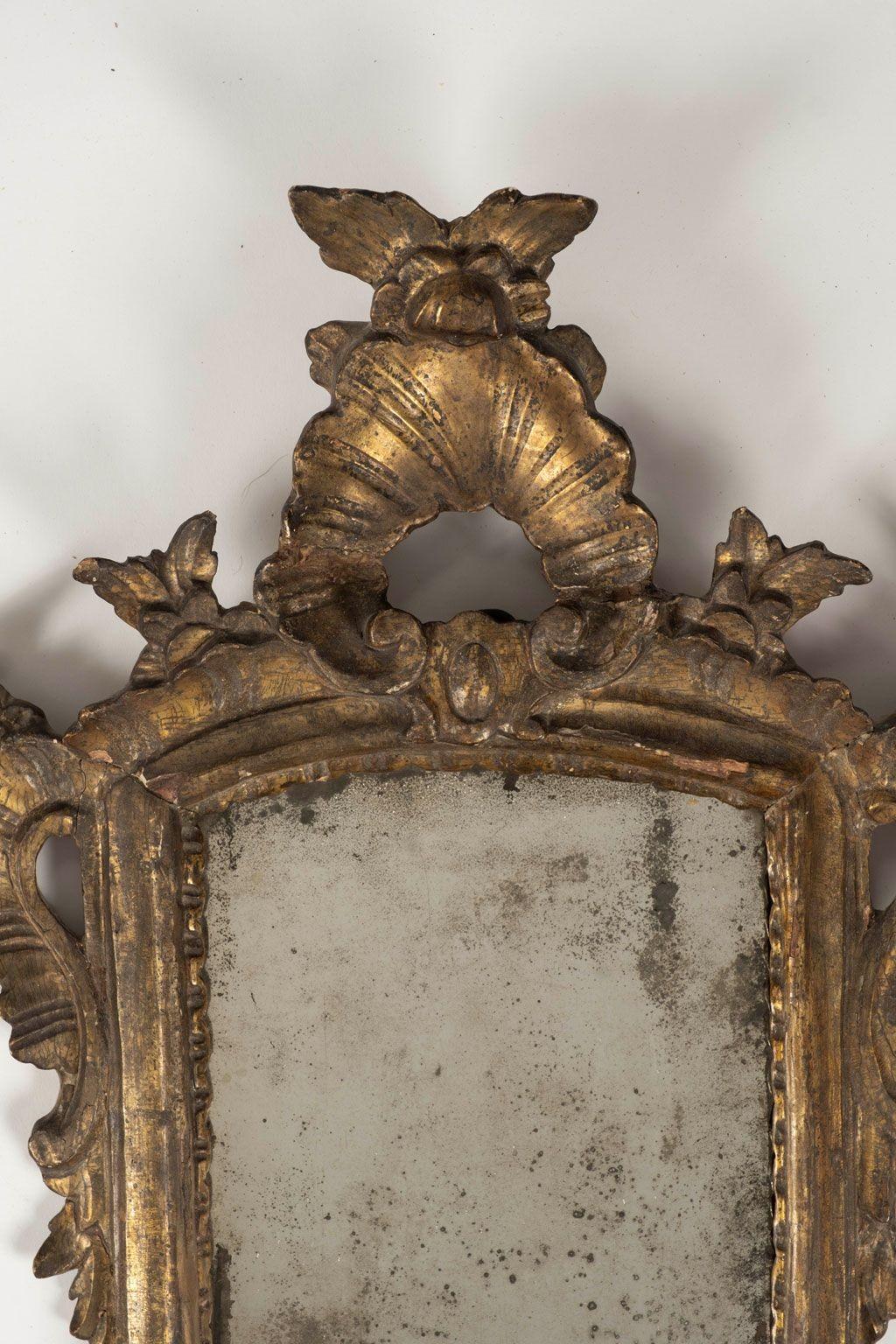 Paire d'appliques à miroir en bois doré du XVIIIe siècle en vente 2