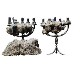 Coppia di candelabri gotici italiani in ferro battuto del XVIII secolo con rivestimento in cera