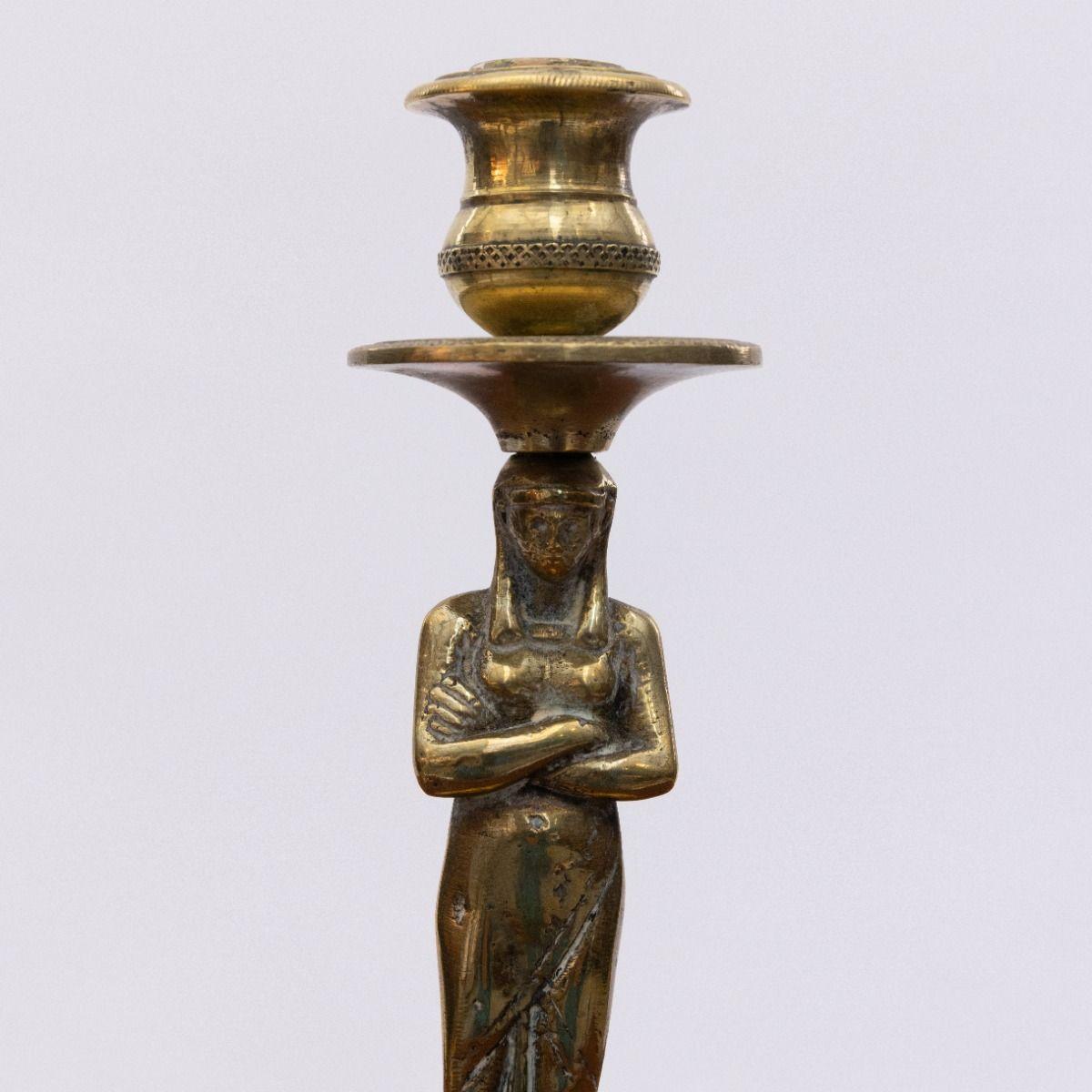Paire de chandeliers en bronze de style gustavien, dont les tiges sont en forme de femme égyptienne debout aux bras croisés.
Les bougeoirs sont ornés d'un travail ciselé complexe.
Patine d'âge.
Suède, 1780-1790.