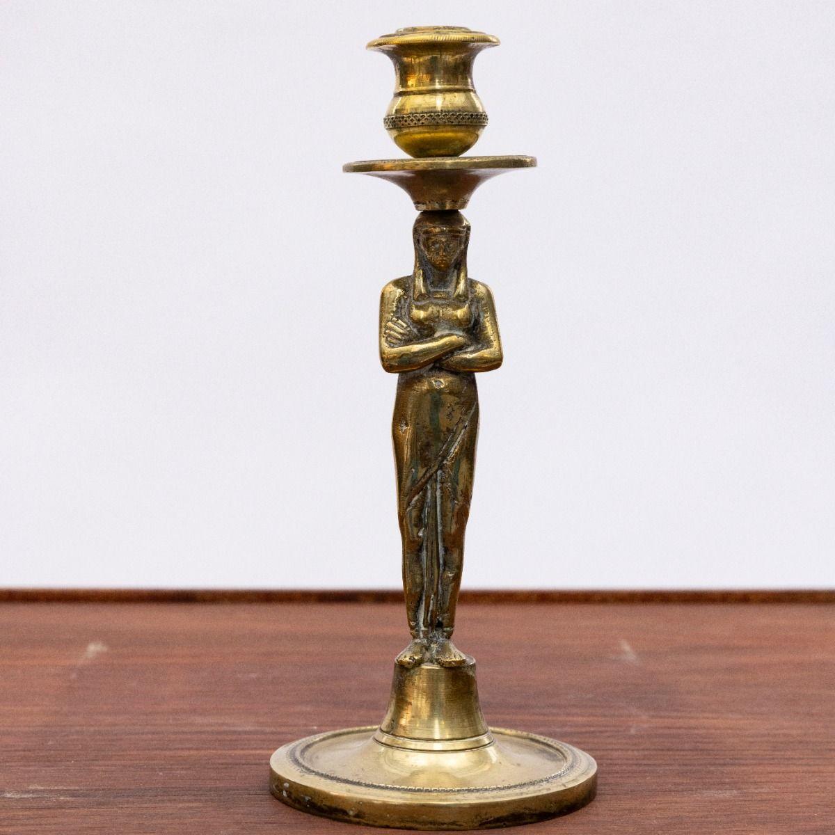 Gustavien Paire de chandeliers en bronze de style gustavien du XVIIIe siècle avec des figures féminines égyptiennes en vente