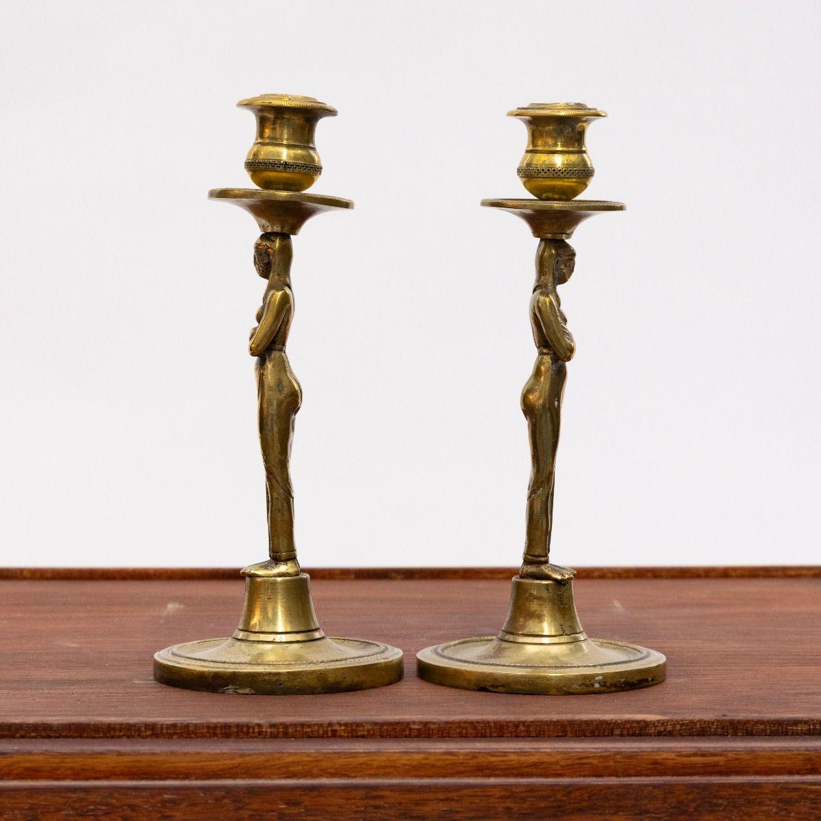 Suédois Paire de chandeliers en bronze de style gustavien du XVIIIe siècle avec des figures féminines égyptiennes en vente
