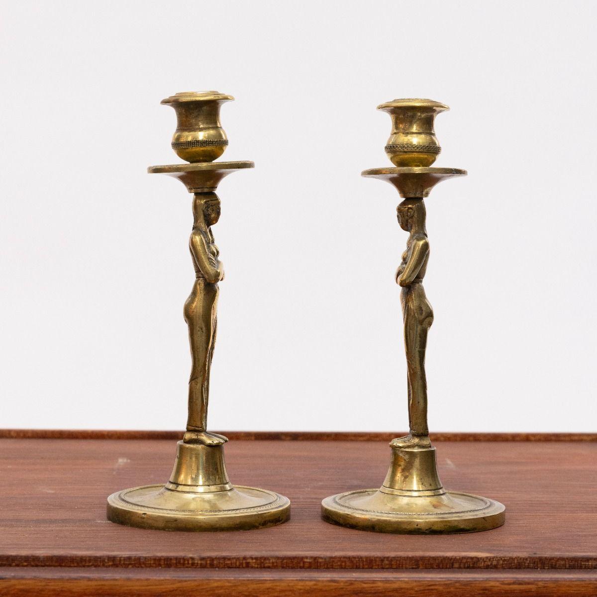 Bronze Paire de chandeliers en bronze de style gustavien du XVIIIe siècle avec des figures féminines égyptiennes en vente