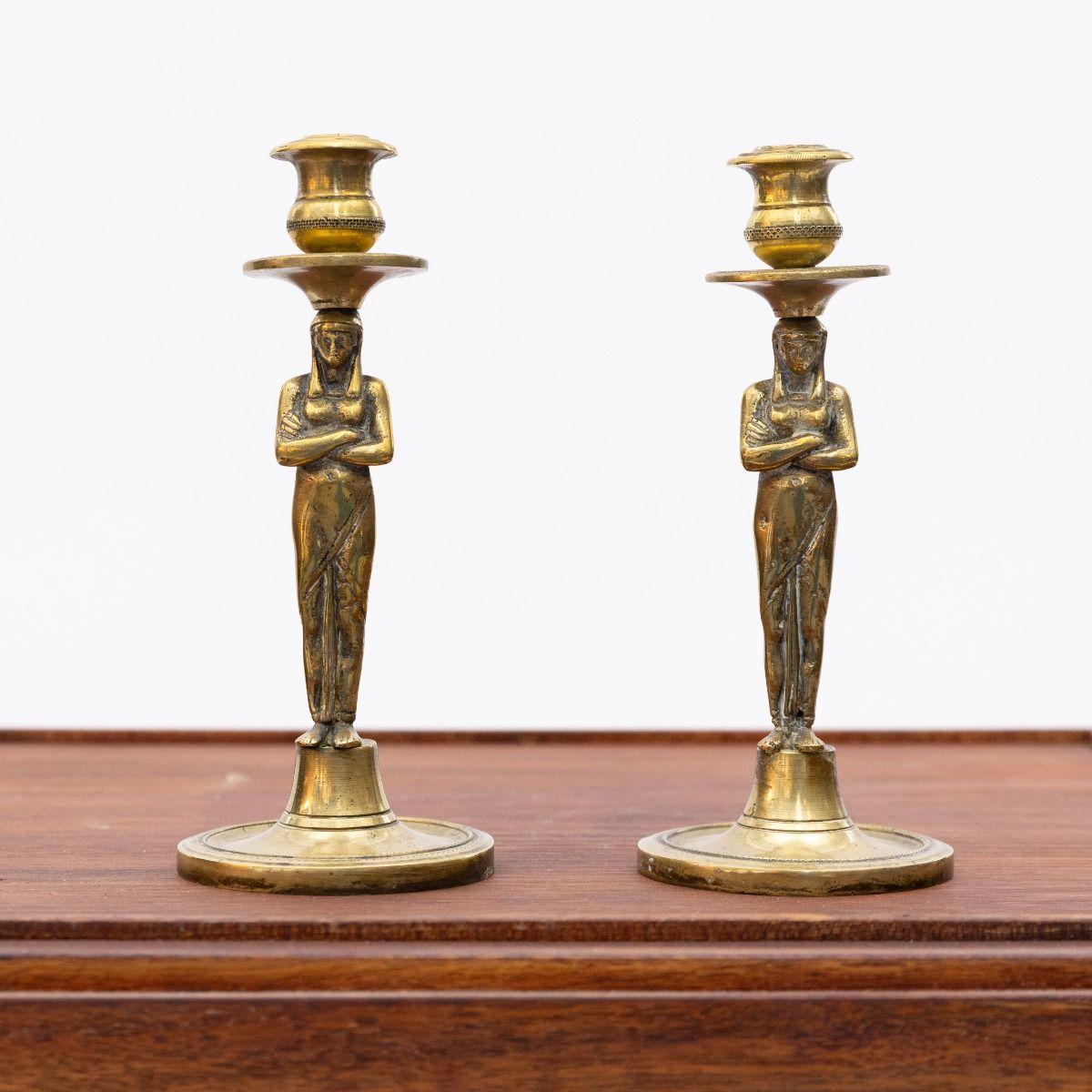Paire de chandeliers en bronze de style gustavien du XVIIIe siècle avec des figures féminines égyptiennes en vente 1