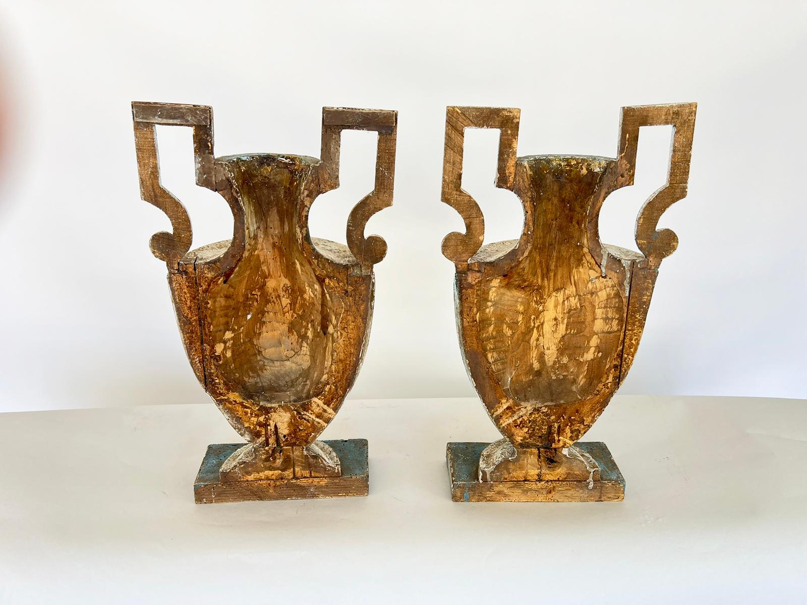 Ein Paar halb-urnenförmige geschnitzte Holzdekorationen aus dem 18. Jahrhundert im Angebot 4