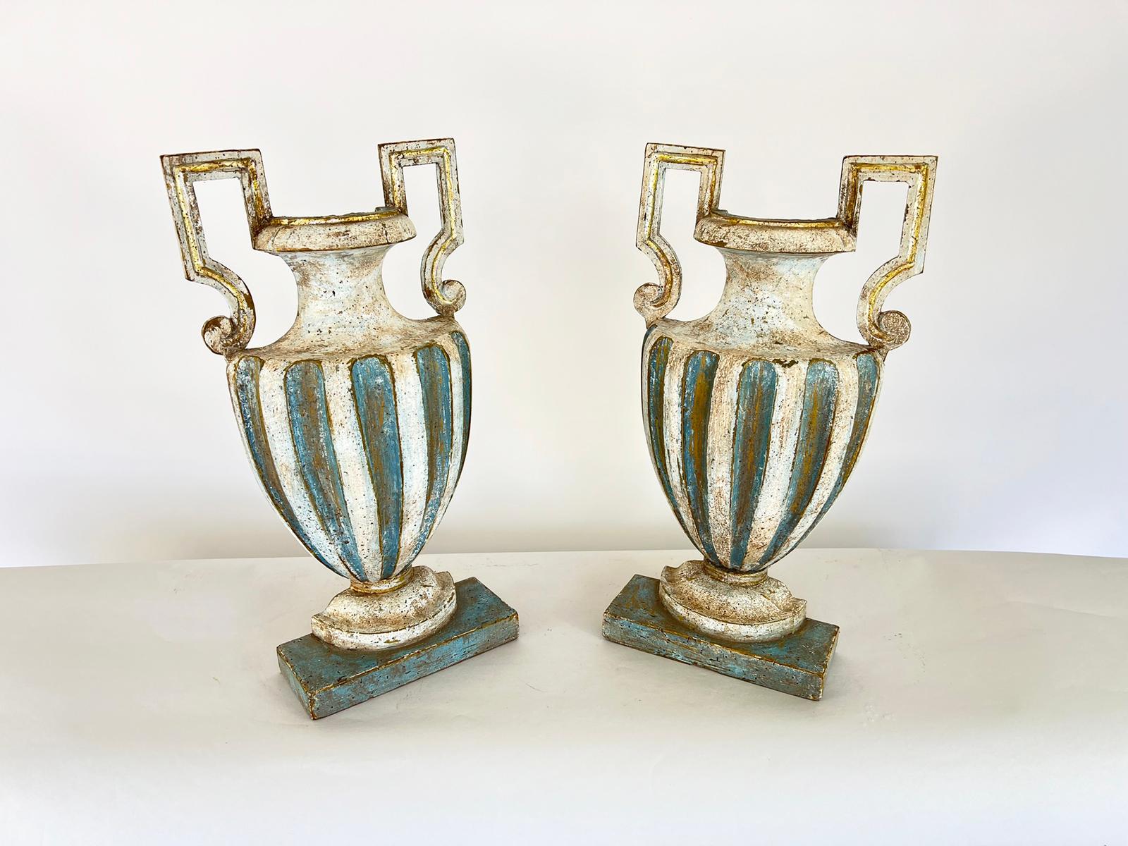 Ein Paar halb-urnenförmige geschnitzte Holzdekorationen aus dem 18. Jahrhundert (Neoklassisch) im Angebot