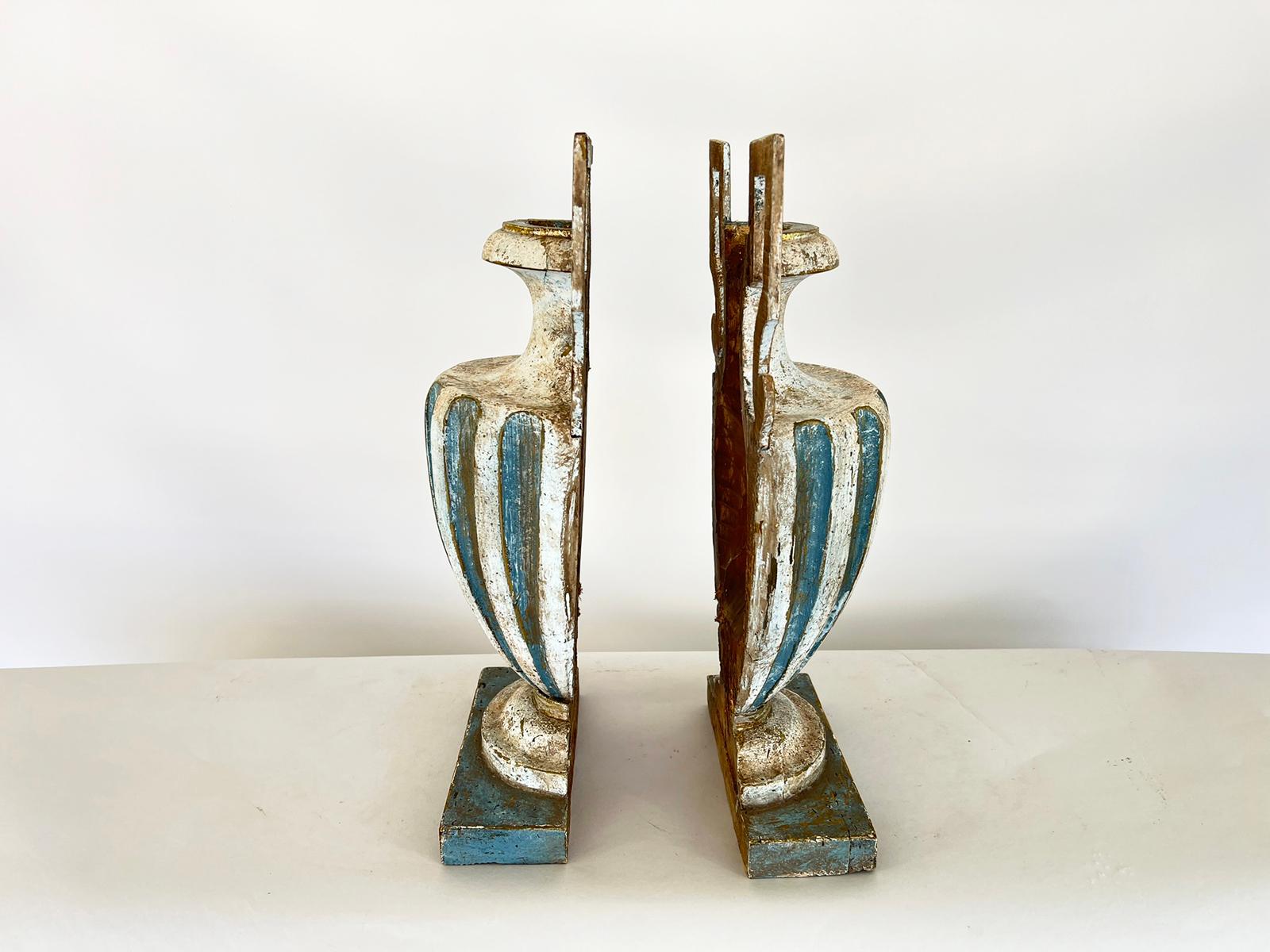 Ein Paar halb-urnenförmige geschnitzte Holzdekorationen aus dem 18. Jahrhundert (Italienisch) im Angebot