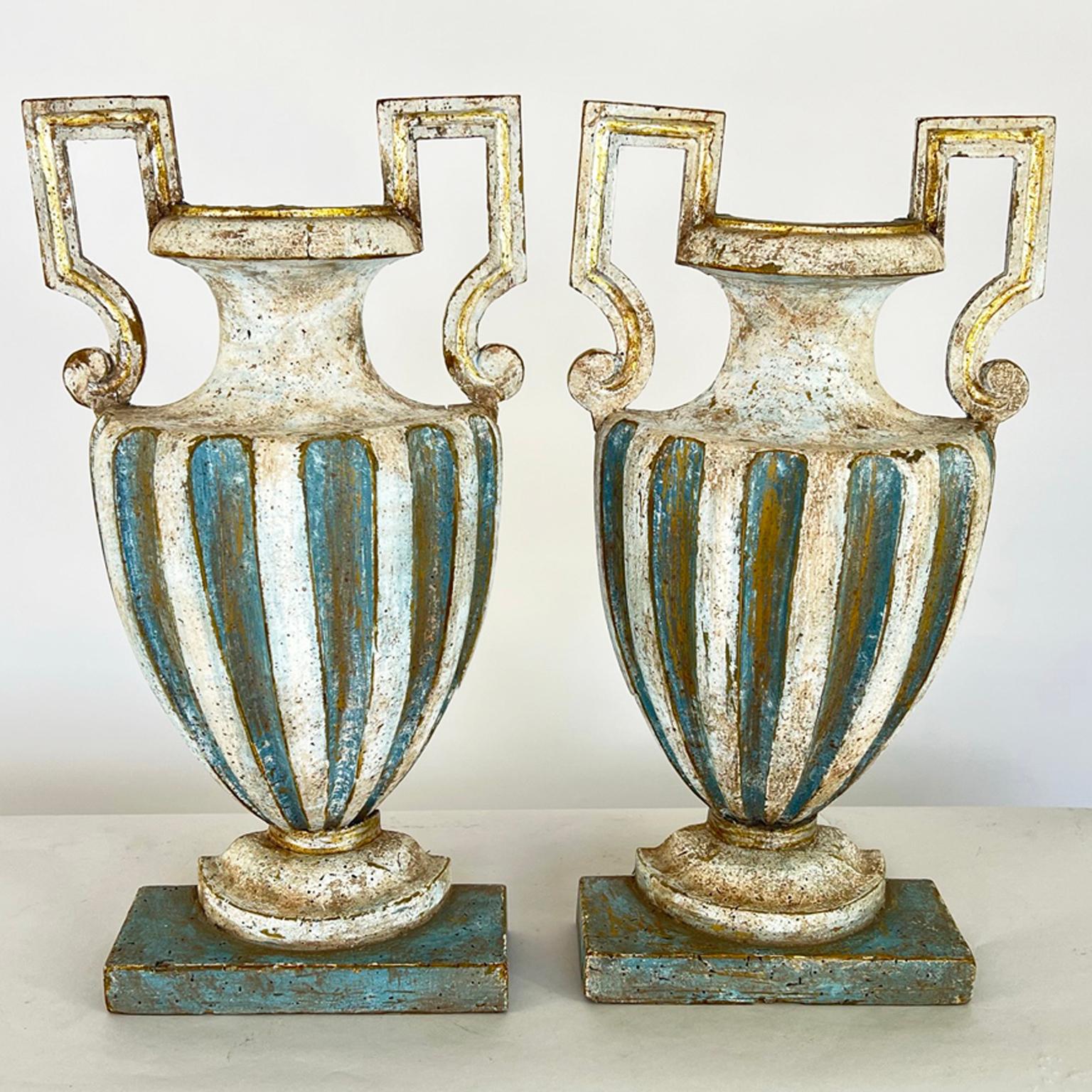 Ein Paar halb-urnenförmige geschnitzte Holzdekorationen aus dem 18. Jahrhundert (Gemalt) im Angebot