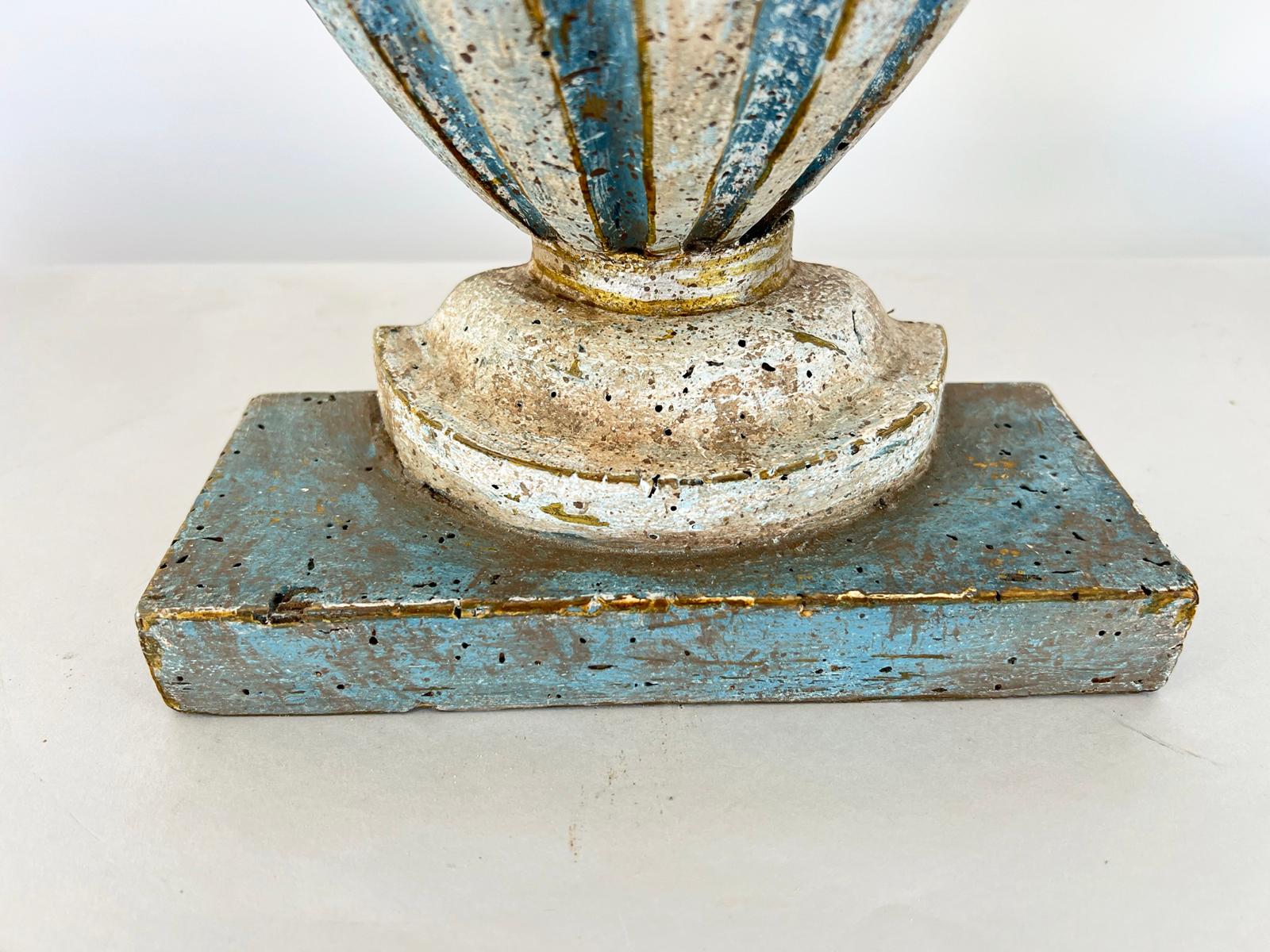 Ein Paar halb-urnenförmige geschnitzte Holzdekorationen aus dem 18. Jahrhundert im Zustand „Gut“ im Angebot in West Palm Beach, FL