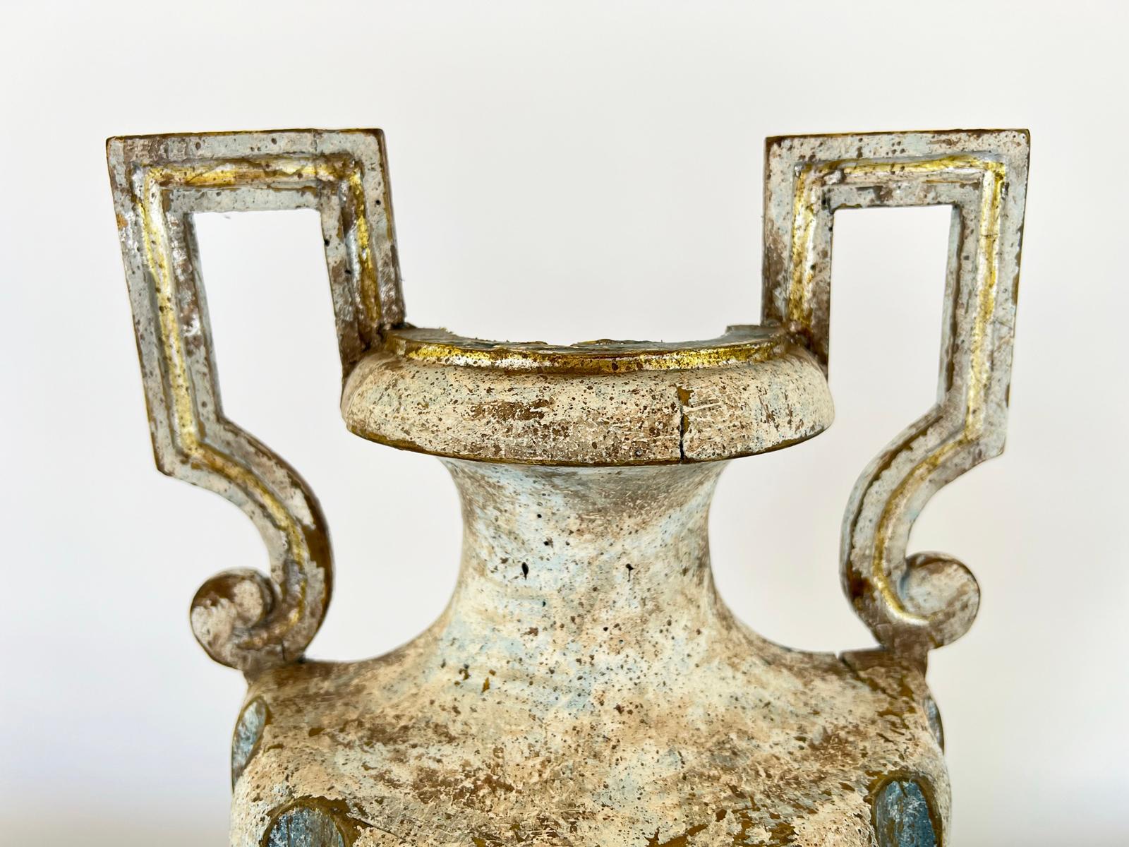Ein Paar halb-urnenförmige geschnitzte Holzdekorationen aus dem 18. Jahrhundert im Angebot 1
