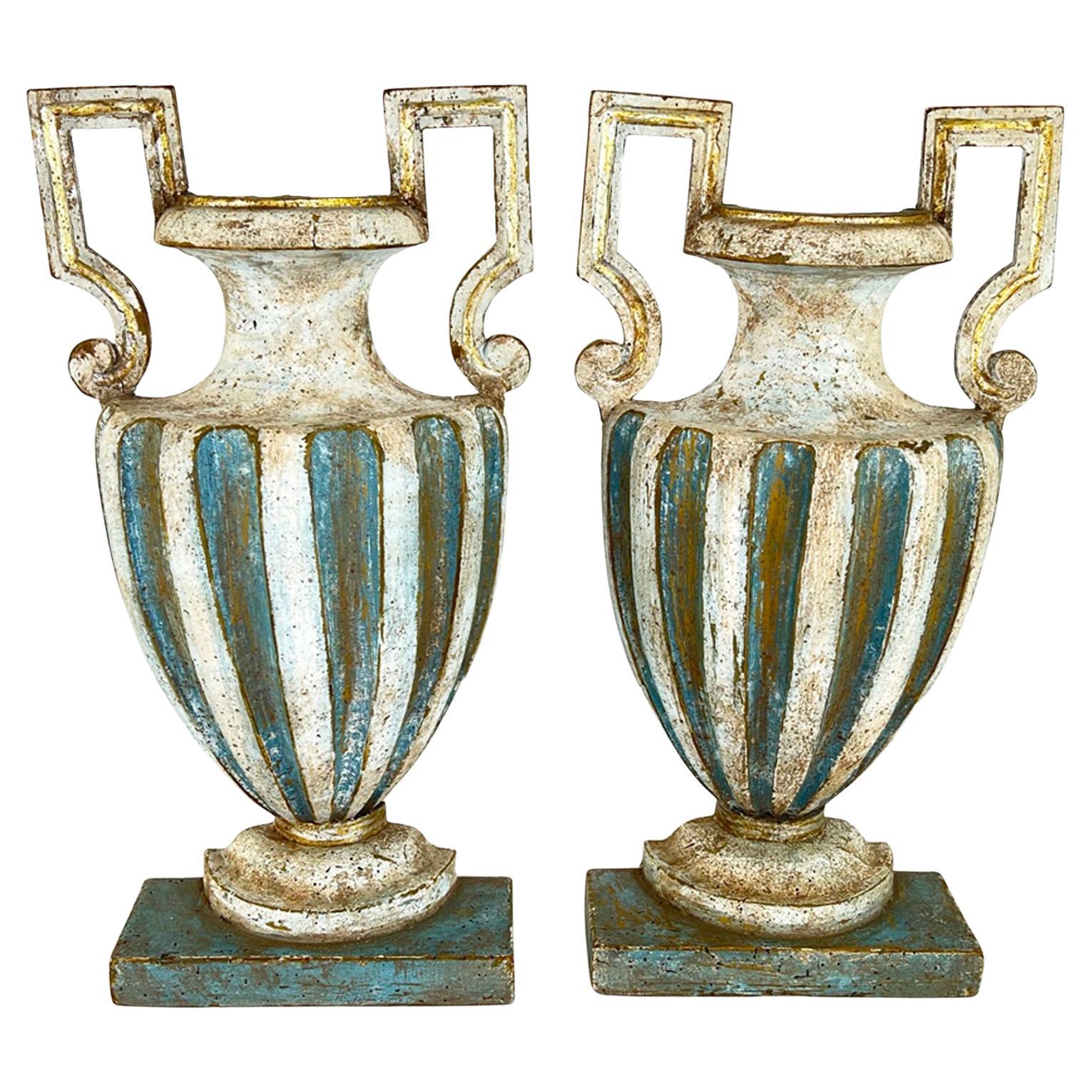 Ein Paar halb-urnenförmige geschnitzte Holzdekorationen aus dem 18. Jahrhundert