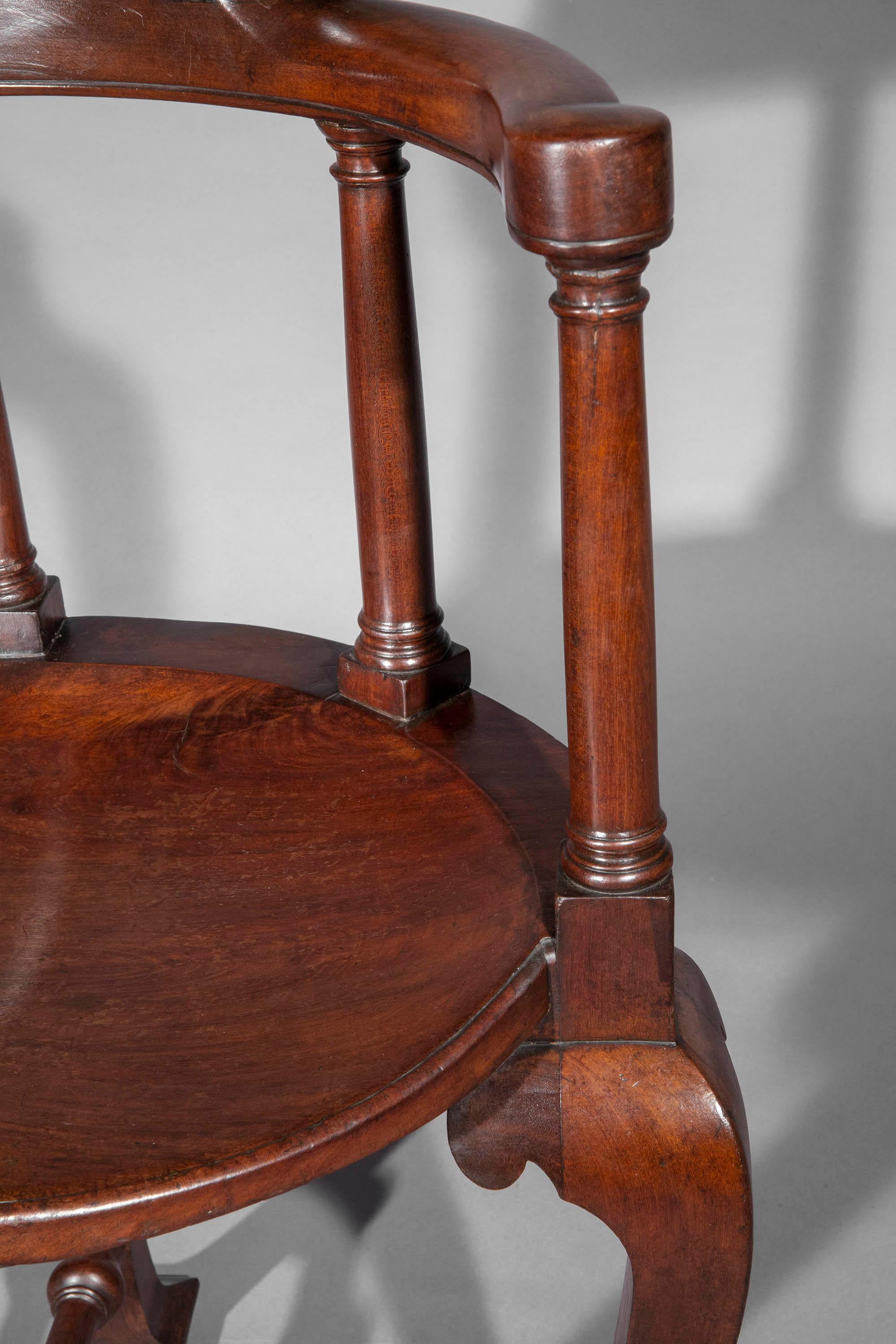 Paire de fauteuils de salon du XVIIIe siècle en vente 7