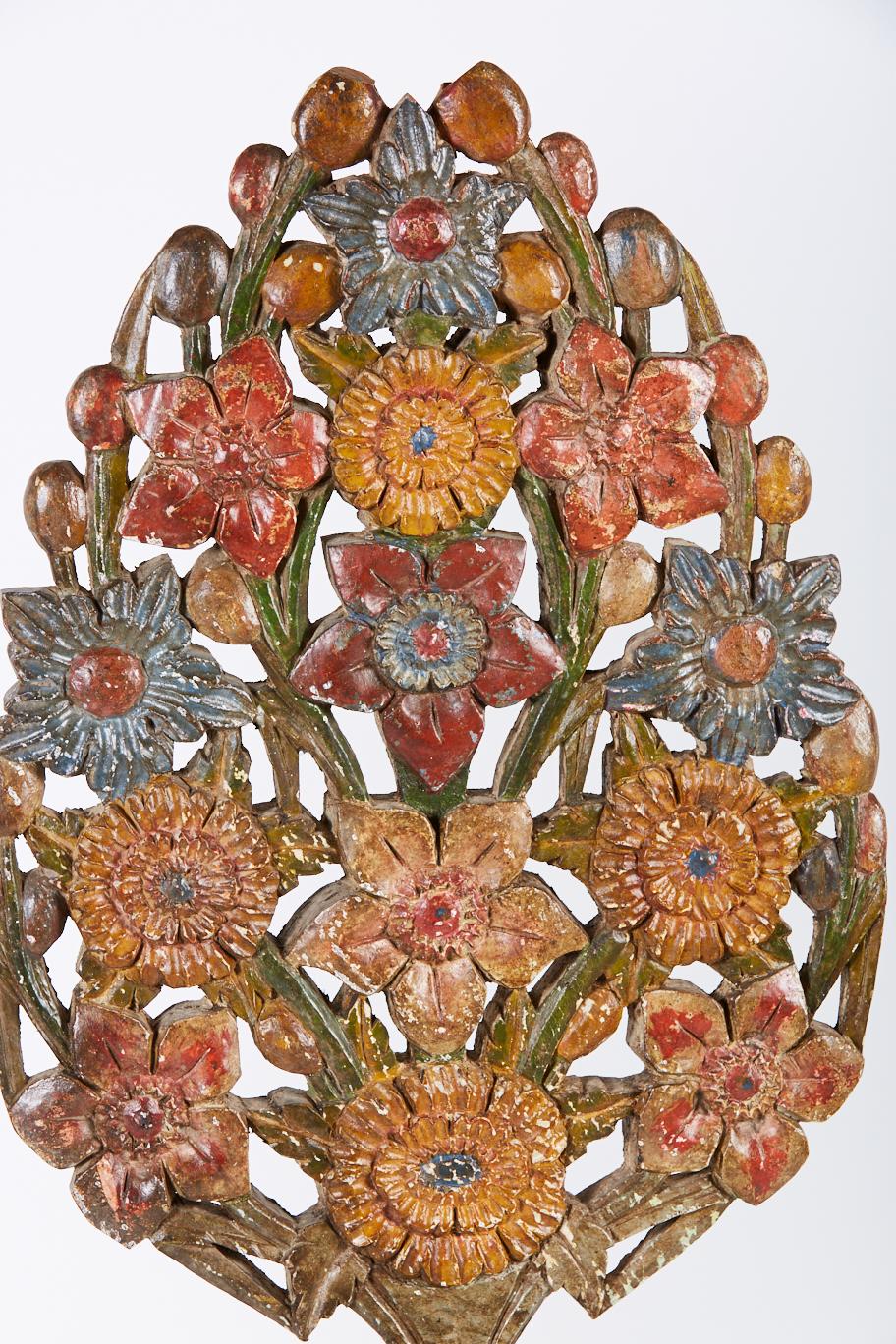 Ein Paar großzügiger spanischer oder portugiesischer dekorativer polychromer Garnituren, auch bekannt als porta palmas, aus handgeschnitztem Holz.