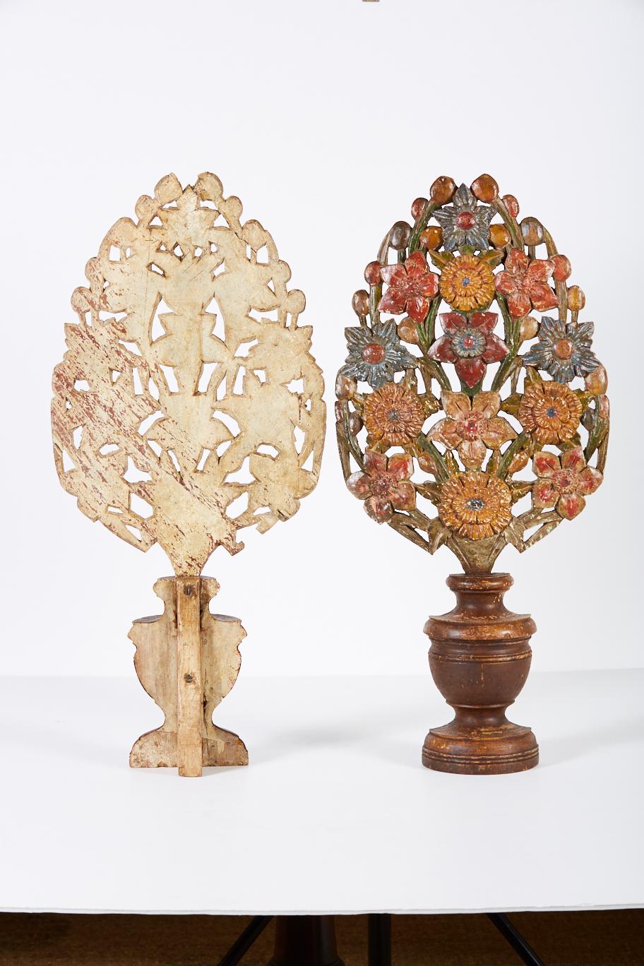 Spanish Pair of 18th Century Hand Carved Polychrome Floral Garnitures For Sale