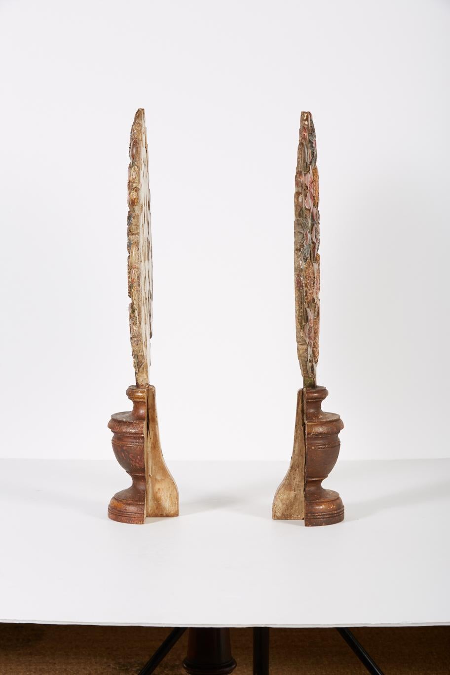 Paar handgeschnitzte, polychromierte, florale Garnituren aus dem 18. Jahrhundert (Holz) im Angebot