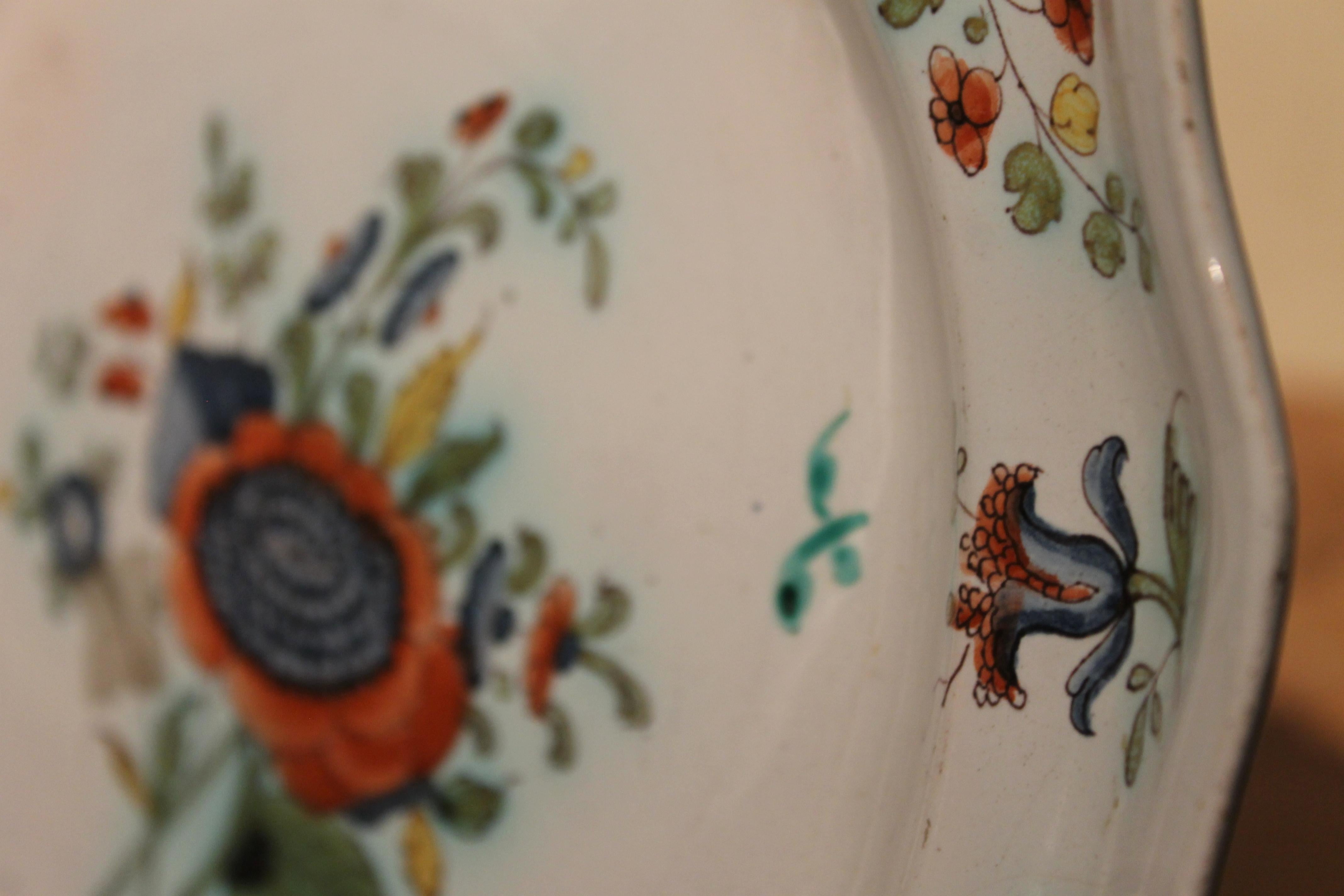 Paar handbemalte, mehrfarbige, dekorative Essteller aus Porzellan aus dem 18. Jahrhundert im Angebot 3