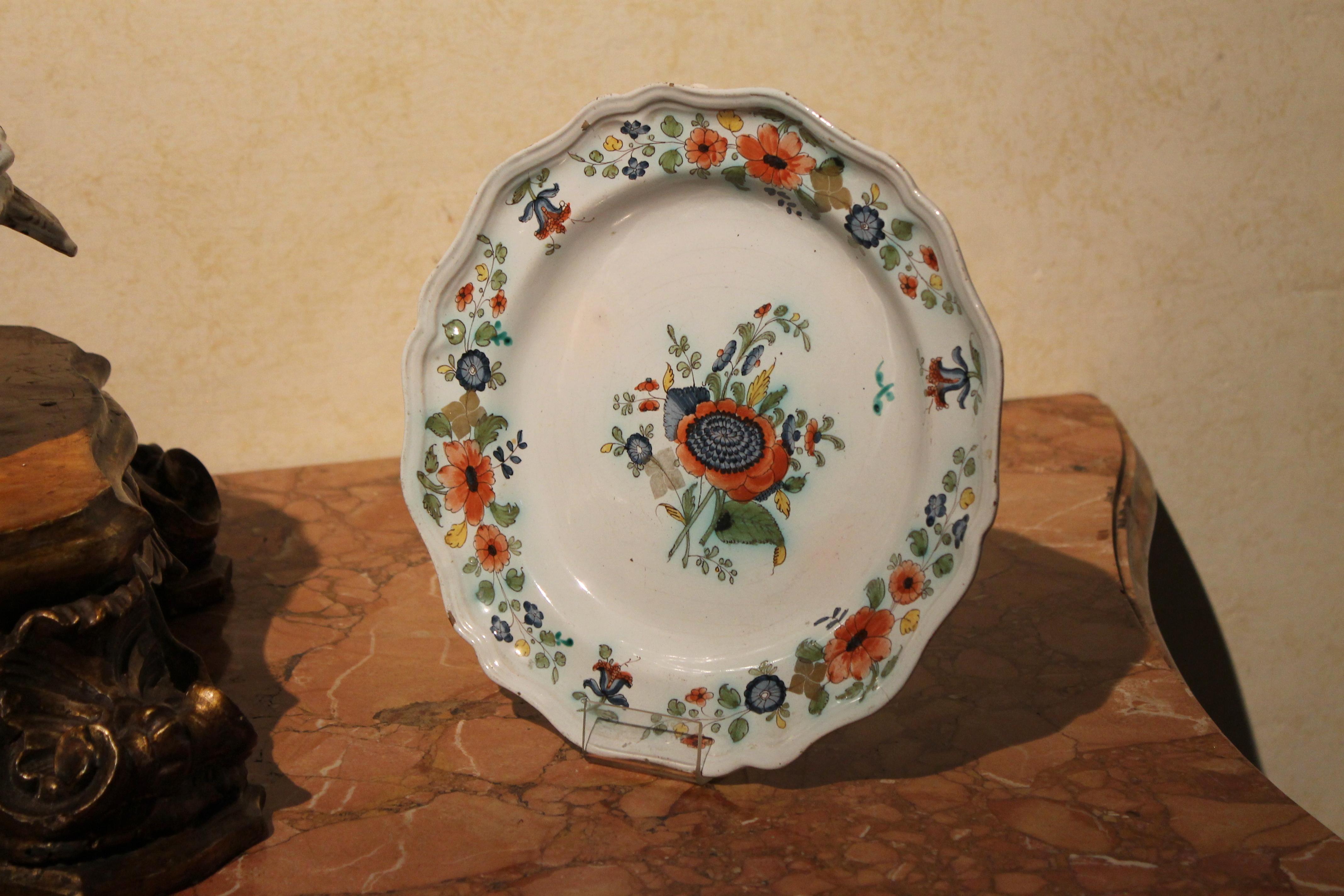 Pair of 18th Century Hand Painted Multi-Color Porcelain Decorative Dinner Plates For Sale 1