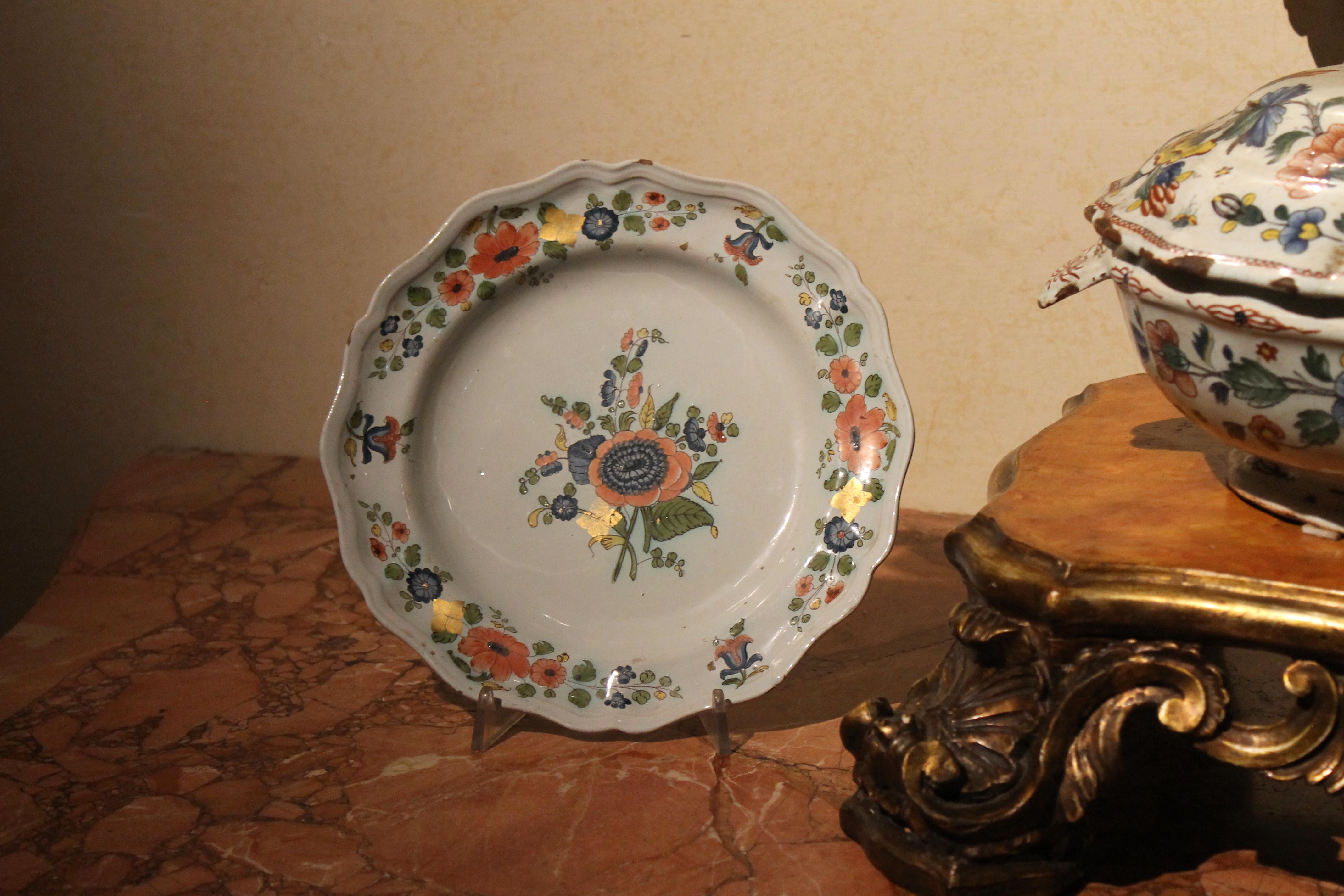 Pair of 18th Century Hand Painted Multi-Color Porcelain Decorative Dinner Plates For Sale 2