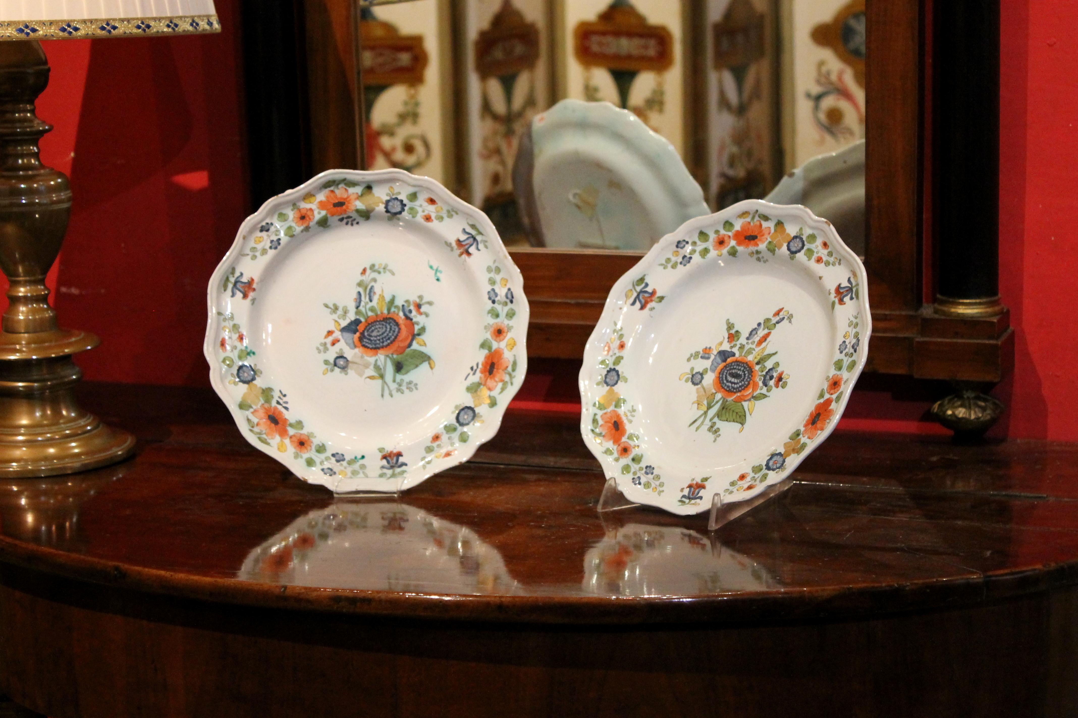 Pair of 18th Century Hand Painted Multi-Color Porcelain Decorative Dinner Plates For Sale 3