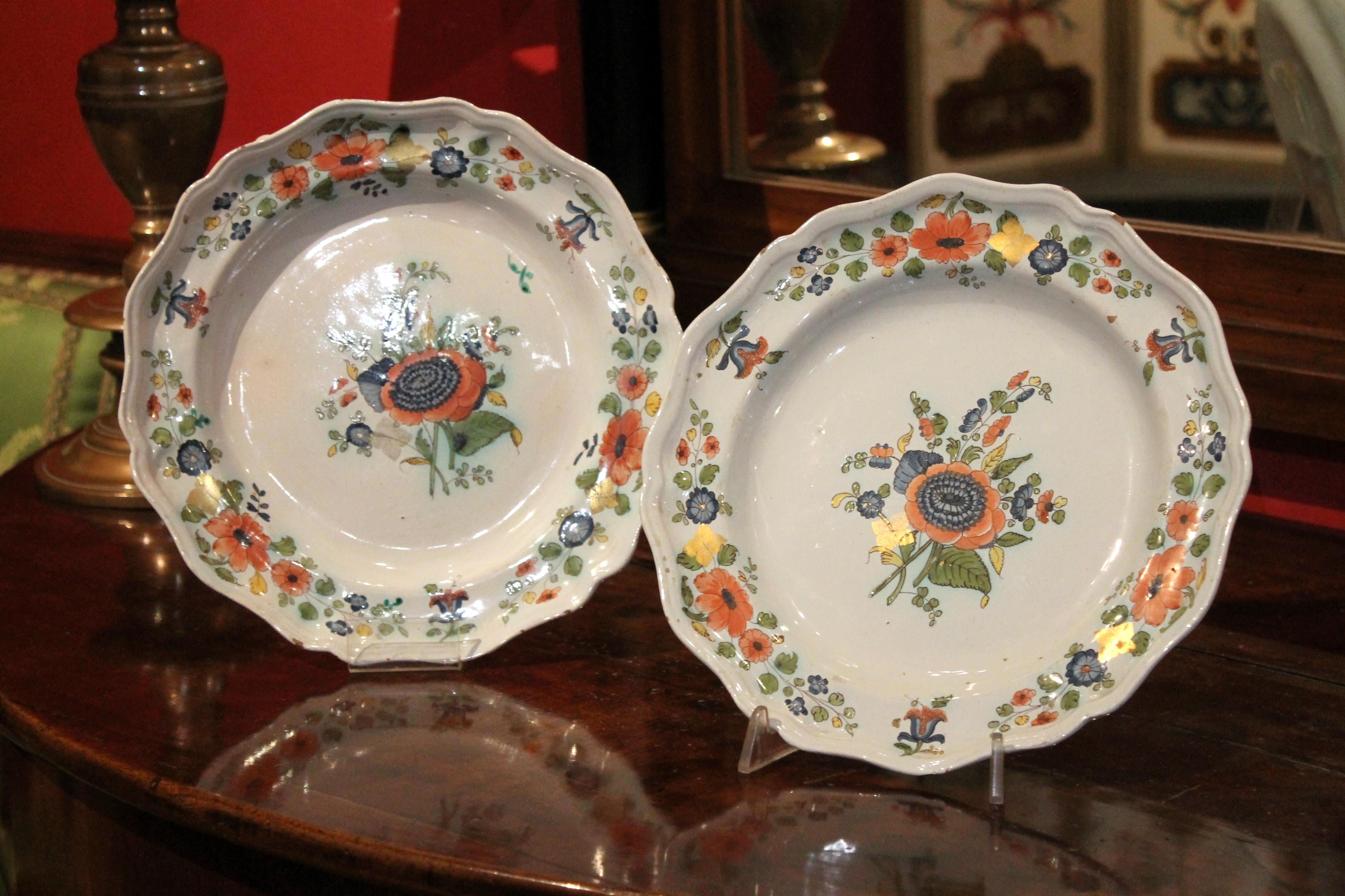 Pair of 18th Century Hand Painted Multi-Color Porcelain Decorative Dinner Plates For Sale 4