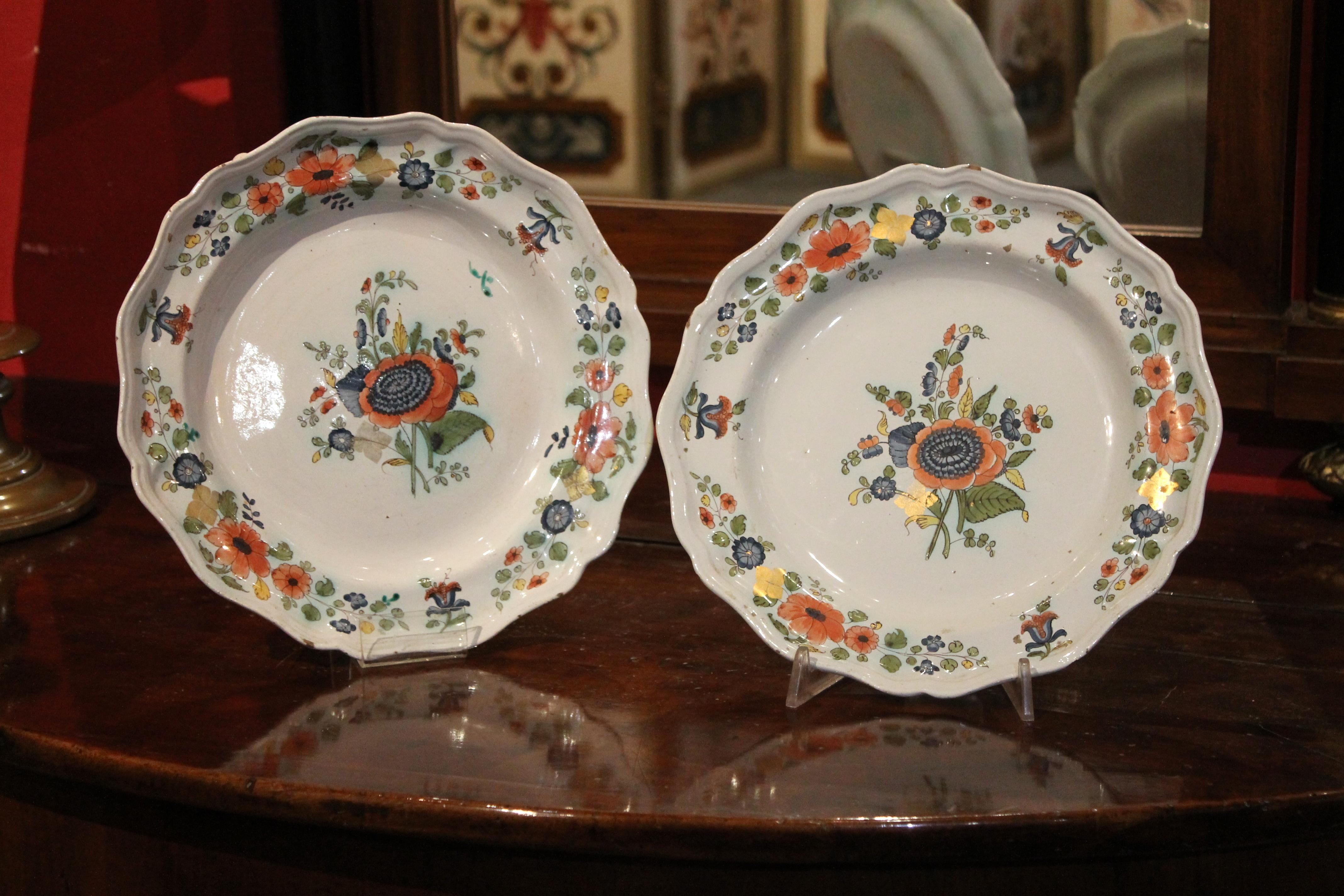 Diese beiden schönen und antiken handbemalten mehrfarbigen Porzellanschalen stammen aus dem Jahr 1700.
Jeder Teller hat einen geformten Rand, der mit einem Relief versehen ist. Der weiße Porzellanhintergrund ist durchgehend mit Blumen und Blättern