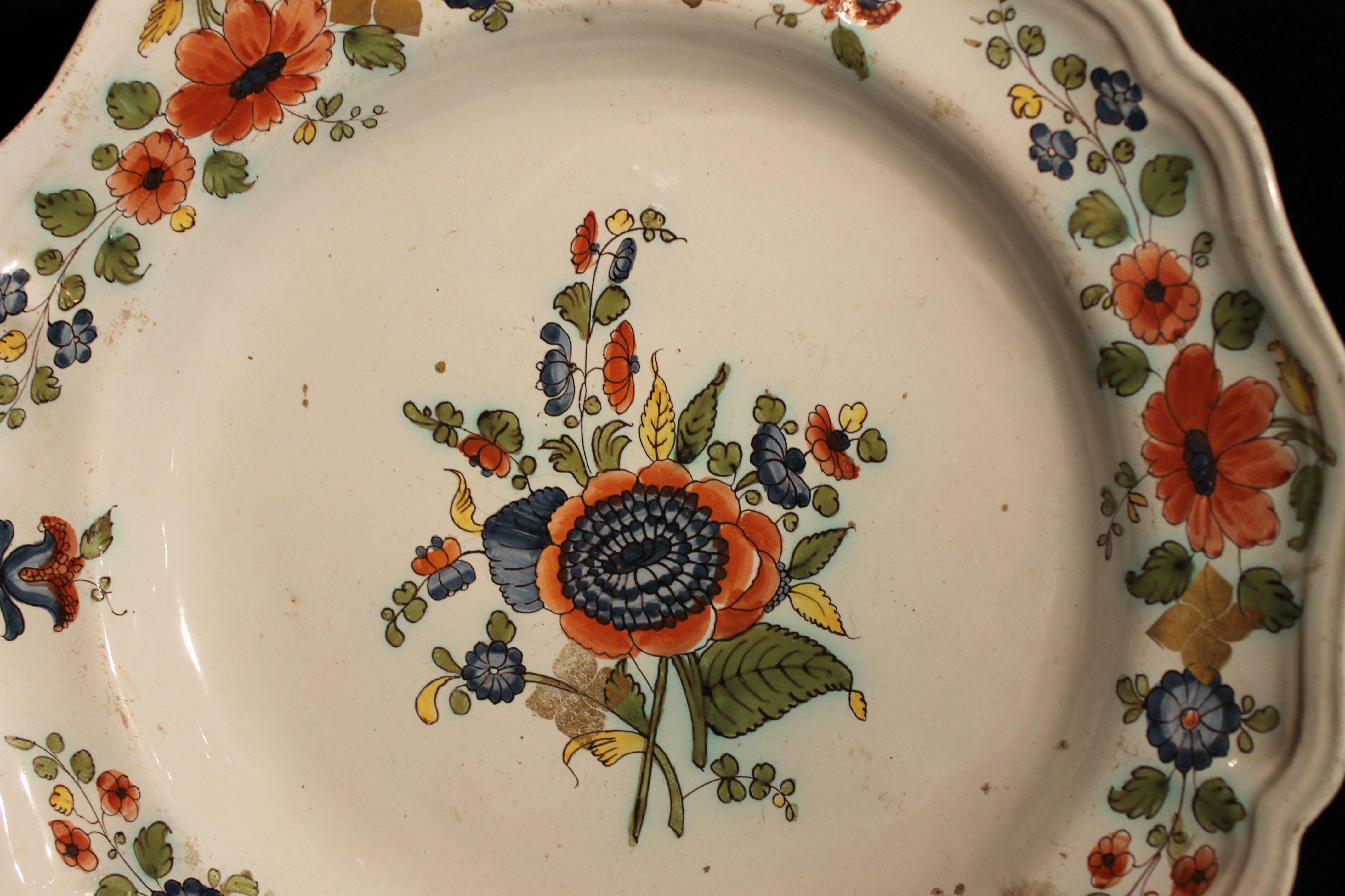 Paar handbemalte, mehrfarbige, dekorative Essteller aus Porzellan aus dem 18. Jahrhundert (Deutsch) im Angebot