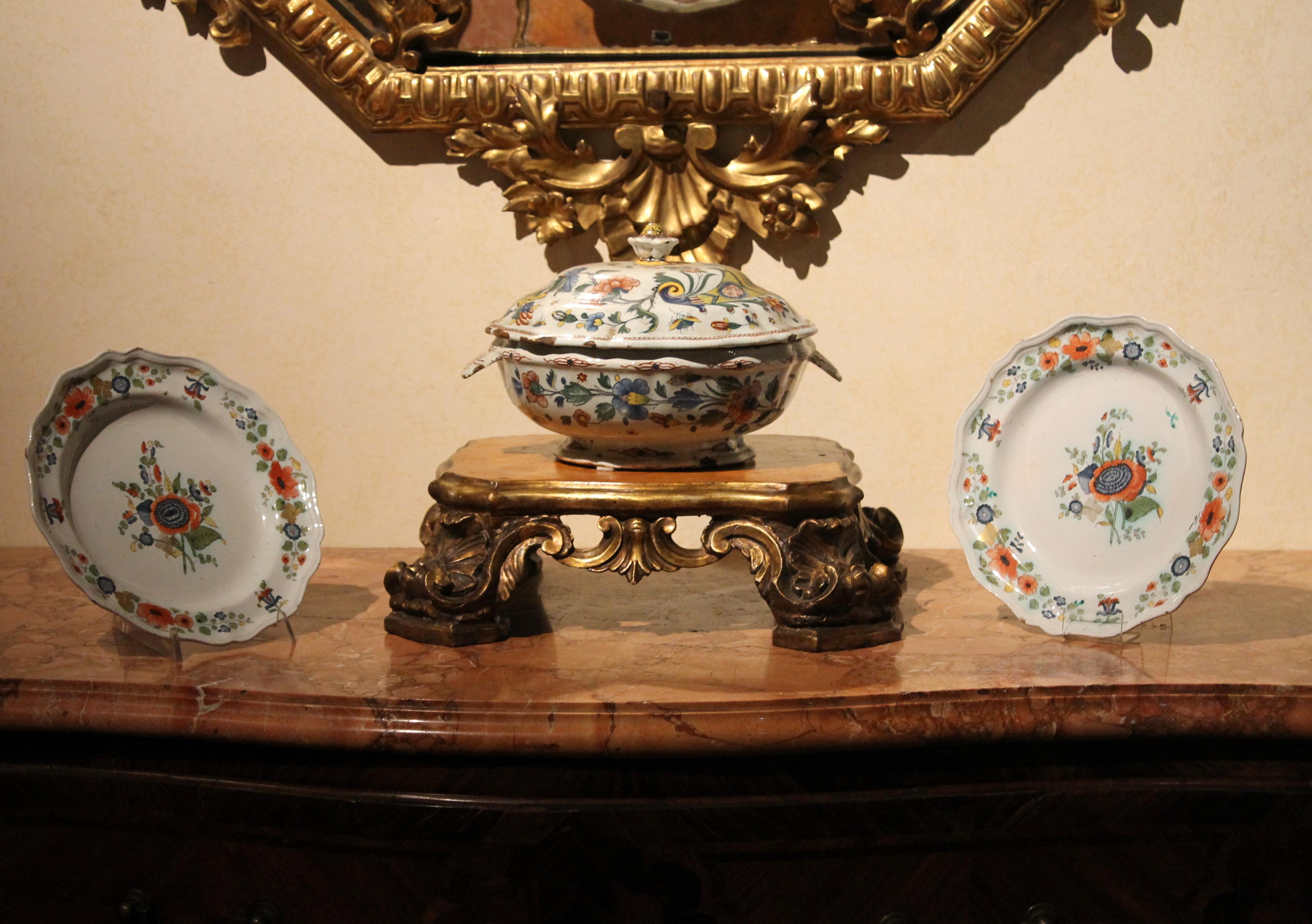 Peint à la main Paire d'assiettes décoratives de table en porcelaine multicolore peintes à la main au 18ème siècle en vente