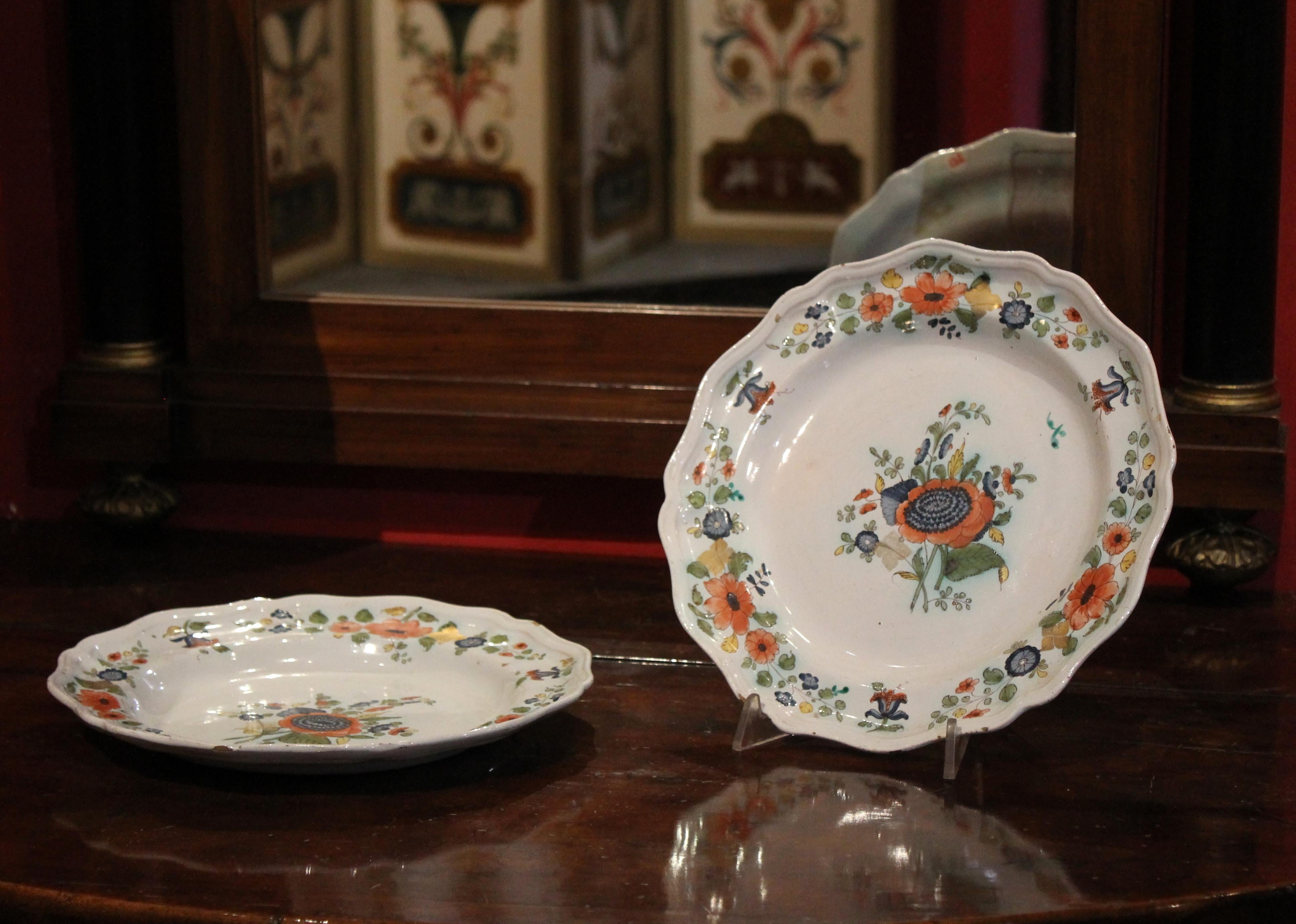 Rococo Pair of 18th Century Hand Painted Multi-Color Porcelain Decorative Dinner Plates For Sale