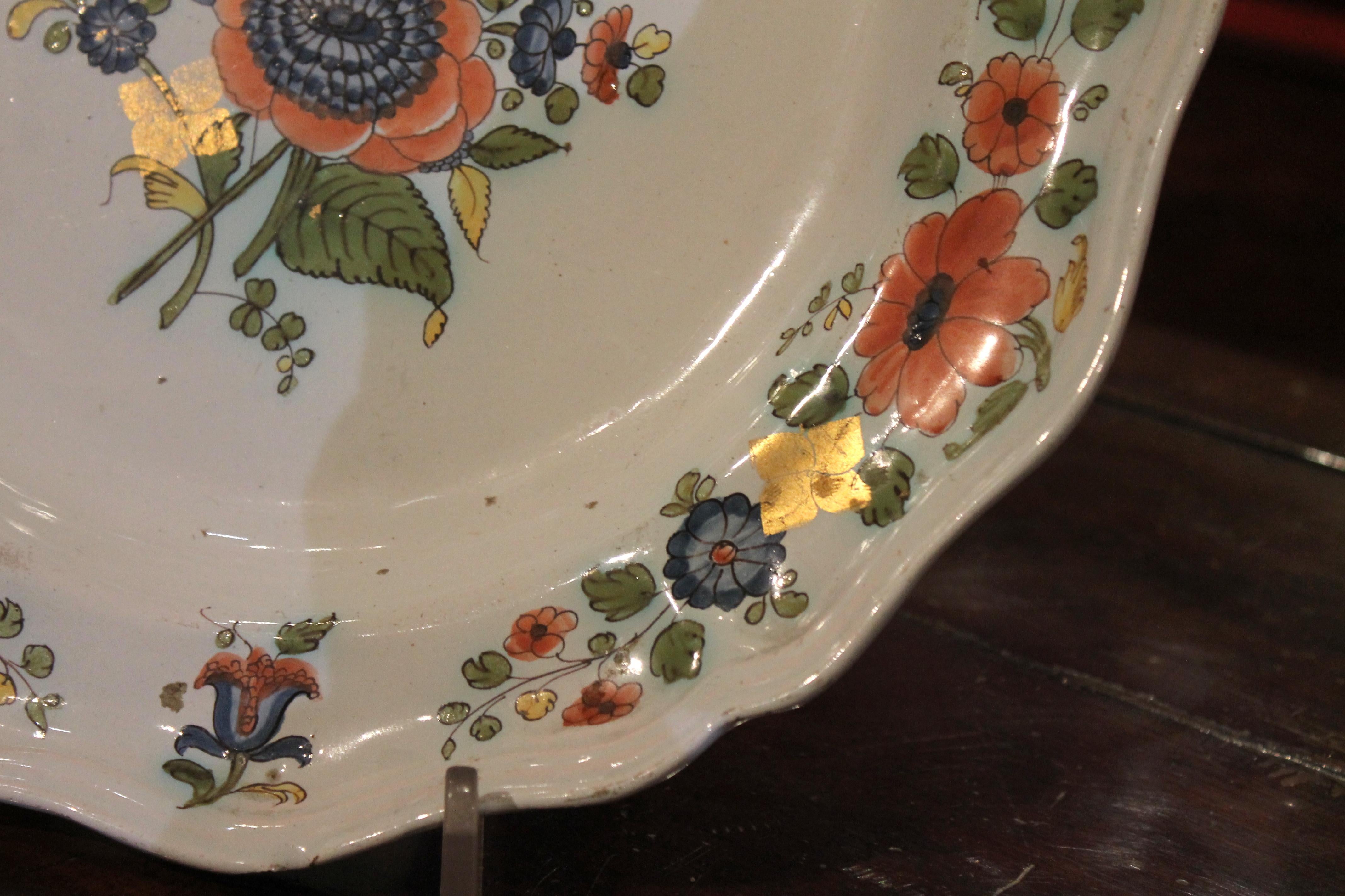 Paar handbemalte, mehrfarbige, dekorative Essteller aus Porzellan aus dem 18. Jahrhundert im Angebot 1