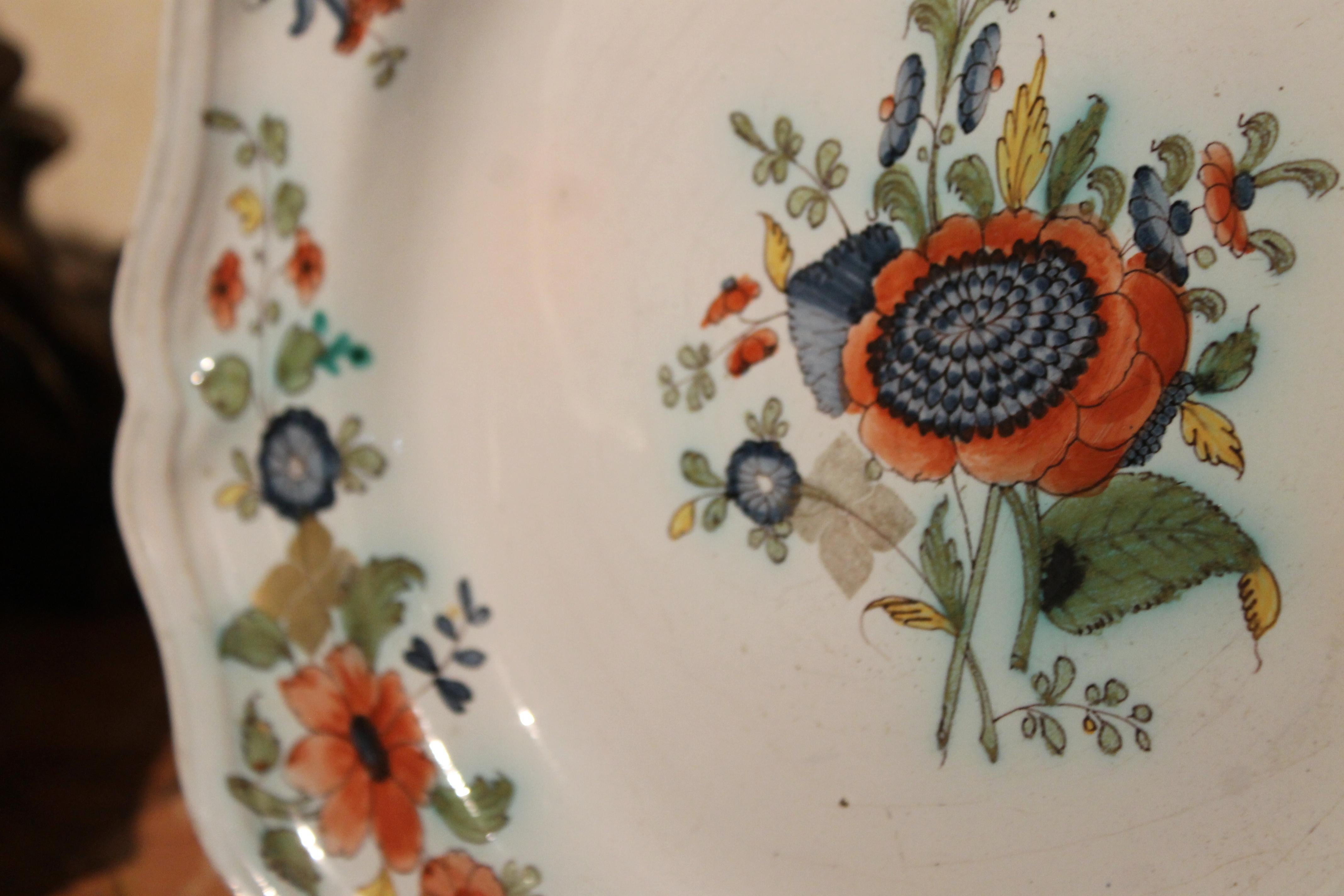 Paar handbemalte, mehrfarbige, dekorative Essteller aus Porzellan aus dem 18. Jahrhundert im Angebot 2