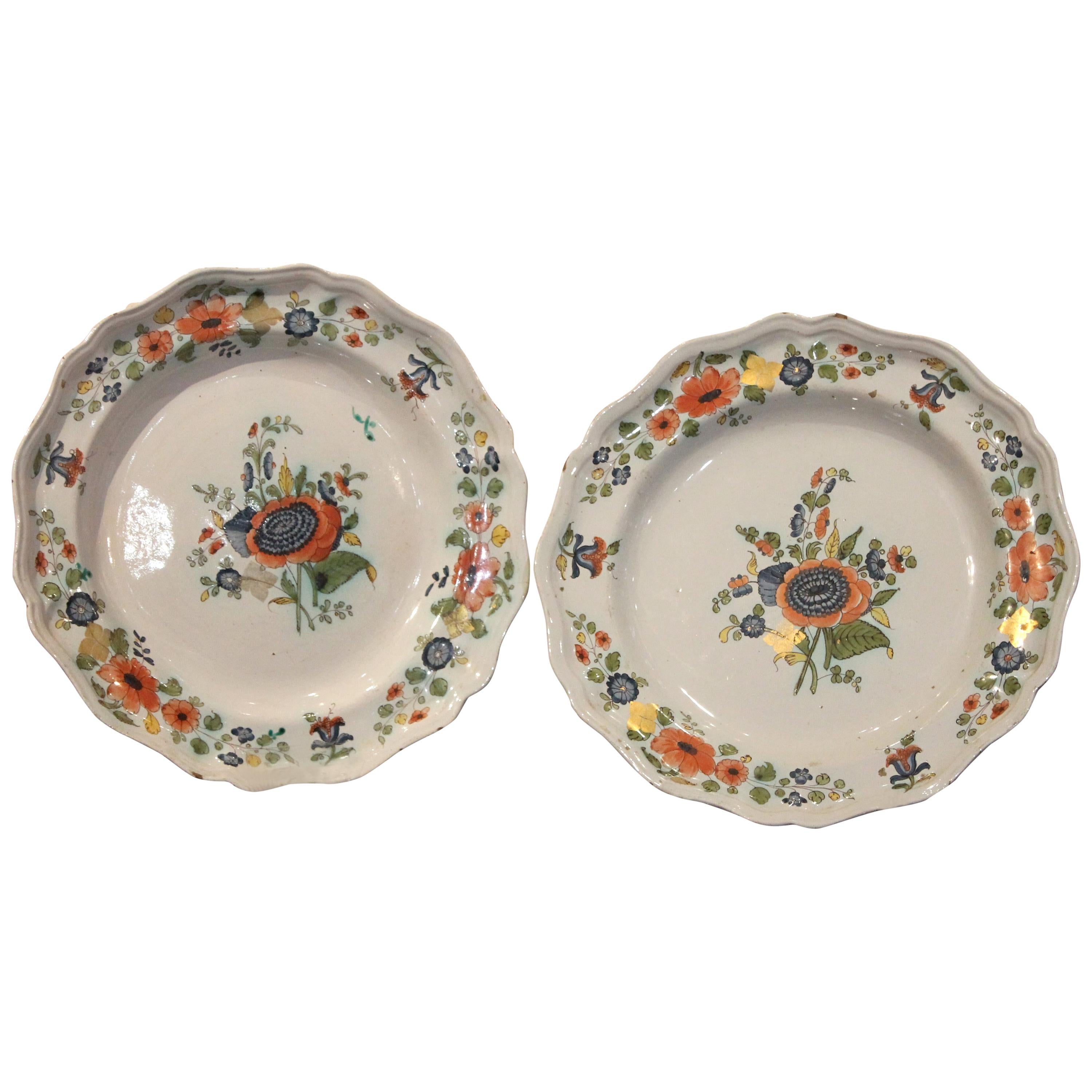 Coppia di piatti da pranzo decorativi in porcellana multicolore dipinti a mano del XVIII secolo