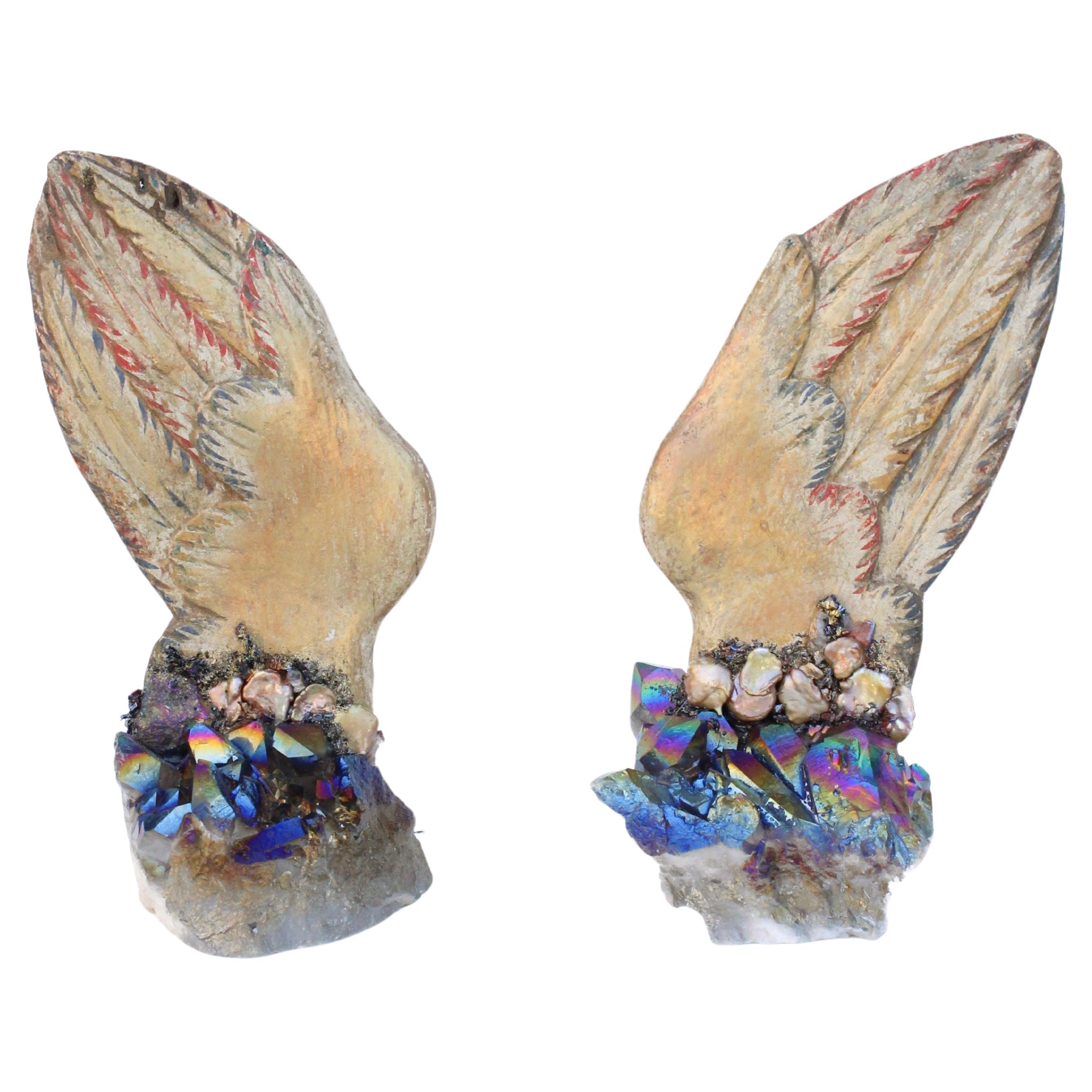 Paire d'ailes d'ange italiennes du 18ème siècle sur cristaux de quartz titane irisés