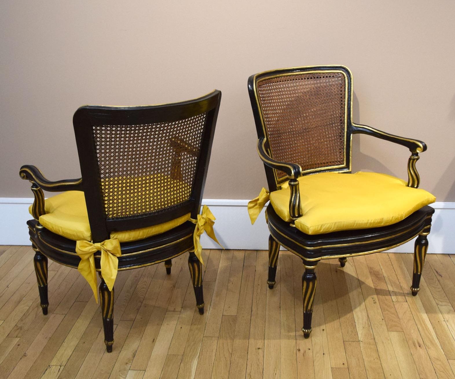 Basse, profonde et large, cette paire de fauteuils est exceptionnellement confortable, et le jeu de couleurs or et noir est très spectaculaire. Ce qui les distingue le plus du point de vue du design, ce sont les cannelures en spirale des pieds et