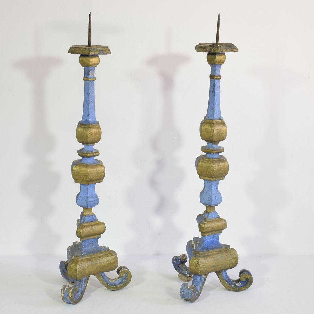 Pair of 18th Century Italian Baroque Carved Wooden Candleholders In Fair Condition For Sale In Buisson, FR